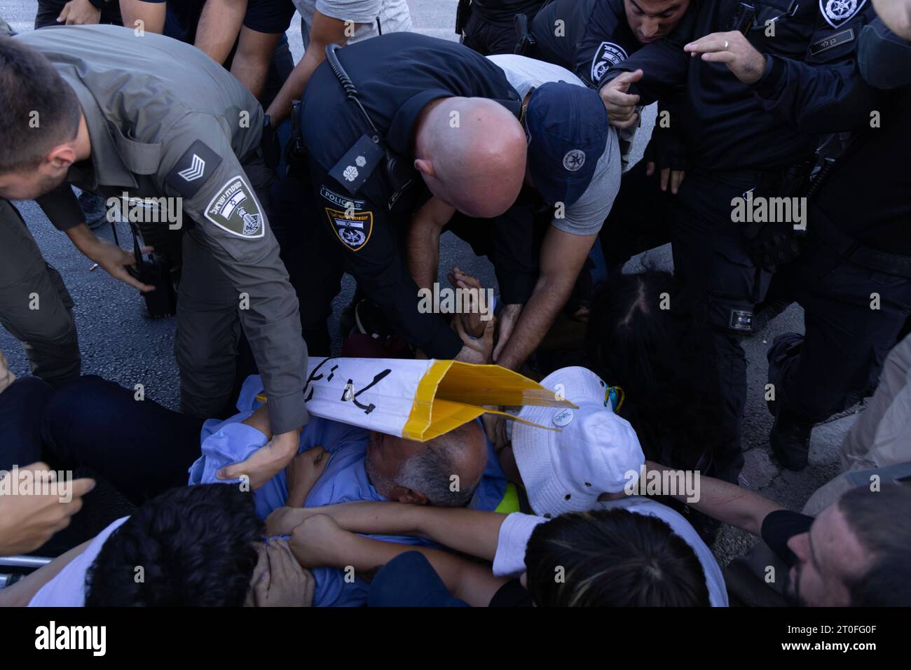 Protestation contre les politiques israéliennes de déplacement à Jérusalem la police israélienne a arrêté 5 manifestants lors de la manifestation hebdomadaire contre l'occupation et le déplacement de familles dans le quartier de Sheikh Jarrah sous prétexte de hisser le drapeau palestinien. Il convient de noter que, depuis cinq semaines, la police israélienne empêche le lever du drapeau palestinien et attaque et arrête toutes les personnes portant le drapeau palestinien. À Jérusalem le 6 octobre 2023. Photo par faiz abu rmeleh Copyright : xfaizxabuxrmelehx 0G6A7665 copie 4 crédit : Imago/Alamy Live News Banque D'Images