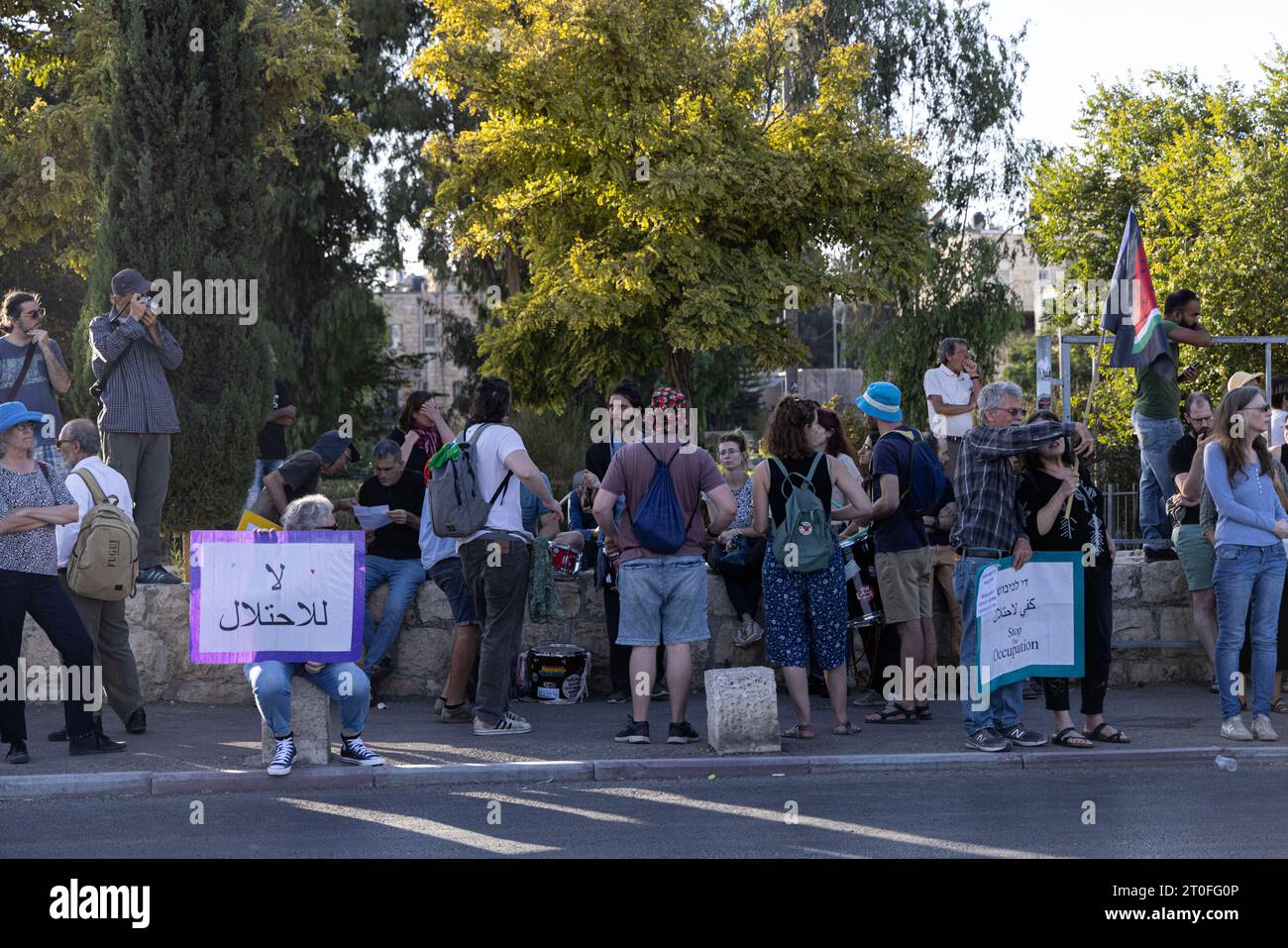 Protestation contre les politiques israéliennes de déplacement à Jérusalem la police israélienne a arrêté 5 manifestants lors de la manifestation hebdomadaire contre l'occupation et le déplacement de familles dans le quartier de Sheikh Jarrah sous prétexte de hisser le drapeau palestinien. Il convient de noter que, depuis cinq semaines, la police israélienne empêche le lever du drapeau palestinien et attaque et arrête toutes les personnes portant le drapeau palestinien. À Jérusalem le 6 octobre 2023. Photo par faiz abu rmeleh Copyright : xfaizxabuxrmelehx 0G6A7665 copie crédit : Imago/Alamy Live News Banque D'Images