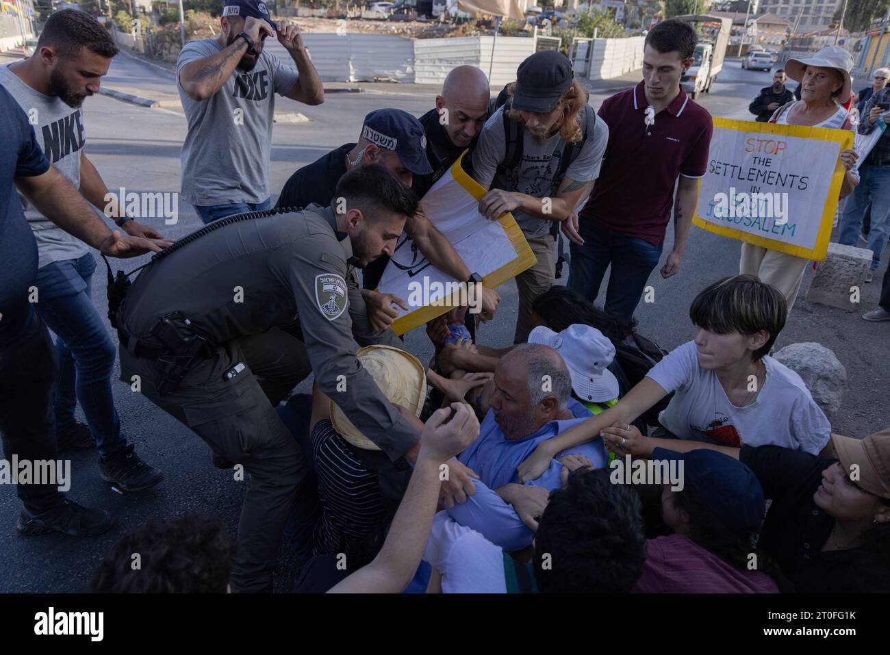 Protestation contre les politiques israéliennes de déplacement à Jérusalem la police israélienne a arrêté 5 manifestants lors de la manifestation hebdomadaire contre l'occupation et le déplacement de familles dans le quartier de Sheikh Jarrah sous prétexte de hisser le drapeau palestinien. Il convient de noter que, depuis cinq semaines, la police israélienne empêche le lever du drapeau palestinien et attaque et arrête toutes les personnes portant le drapeau palestinien. À Jérusalem le 6 octobre 2023. Photo par faiz abu rmeleh Copyright : xfaizxabuxrmelehx 0G6A7665 copie 8 crédit : Imago/Alamy Live News Banque D'Images