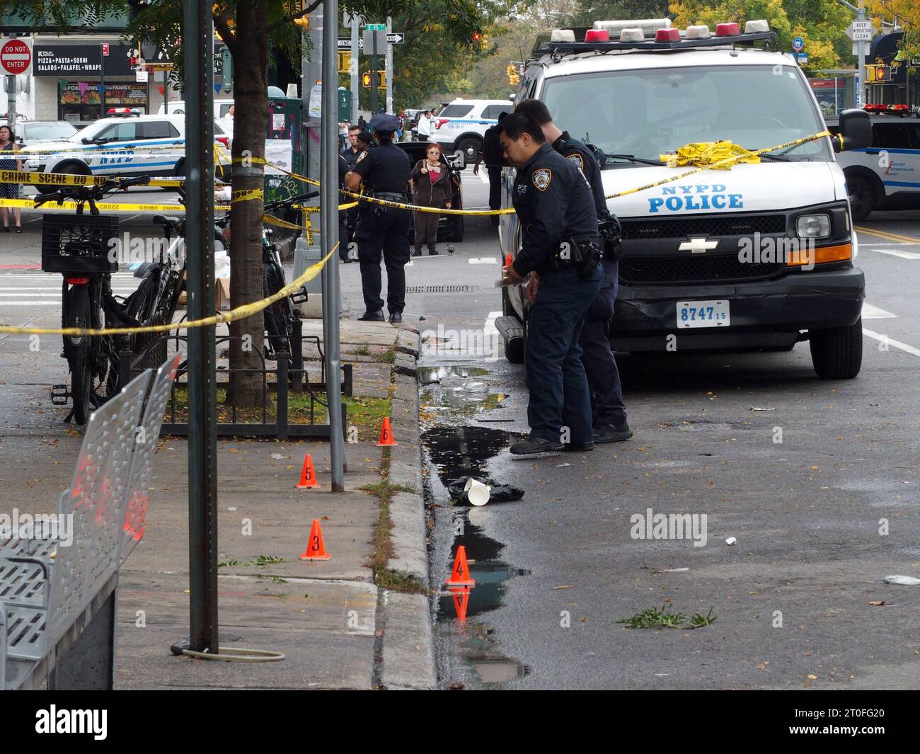 New York, New York, États-Unis. 6 octobre 2023. Brooklyn New York, le 6 octobre 2023. Une fille de seize ans a été abattue dans le quartier Midwood de Brooklyn juste au coin de la Edward R. Murrow High School. Une source non officielle a déclaré que cela semble être lié à un gang et qu'elle n'était pas la cible prévue de la fusillade. La police a emmené une personne en détention. Les cônes orange remplacent les tasses à café qui marquent l'endroit où l'enveloppe de la coquille est sur le sol (image de crédit : © Bruce Cotler/ZUMA Press Wire) À USAGE ÉDITORIAL SEULEMENT! Non destiné à UN USAGE commercial ! Banque D'Images