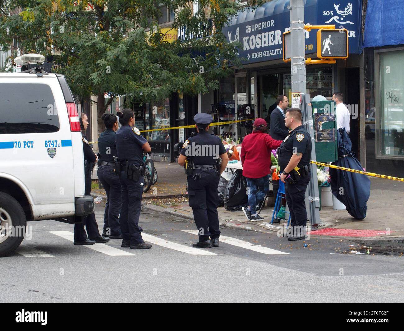 New York, New York, États-Unis. 6 octobre 2023. Brooklyn New York, le 6 octobre 2023. Une fille de seize ans a été abattue dans le quartier Midwood de Brooklyn juste au coin de la Edward R. Murrow High School. Une source non officielle a déclaré que cela semble être lié à un gang et qu'elle n'était pas la cible prévue de la fusillade la police a emmené une personne en détention (image de crédit : © Bruce Cotler/ZUMA Press Wire) À USAGE ÉDITORIAL SEULEMENT! Non destiné à UN USAGE commercial ! Banque D'Images