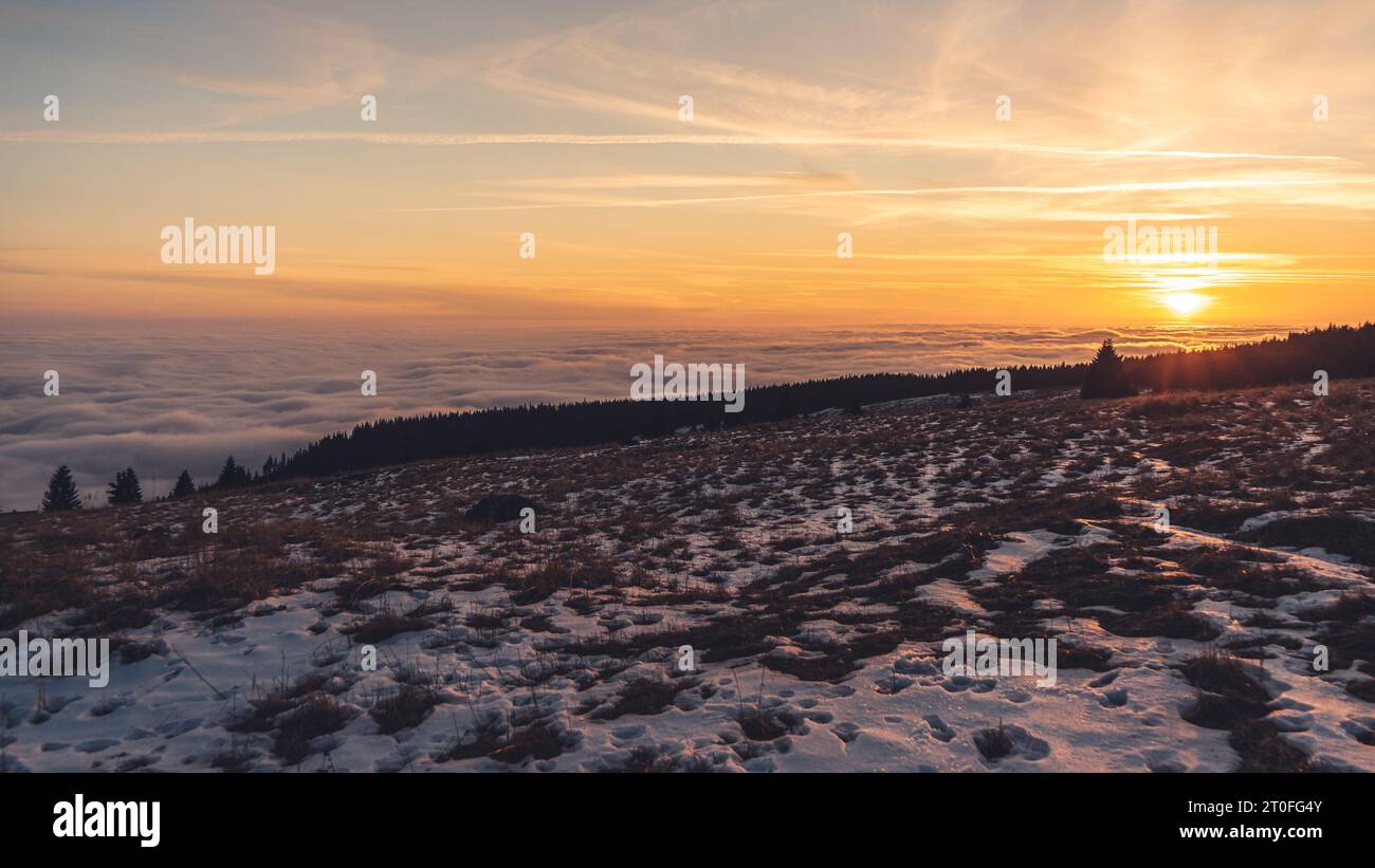 Paysage d'hiver avec coucher de soleil au-dessus des montagnes en république tchèque, Krkonose Banque D'Images