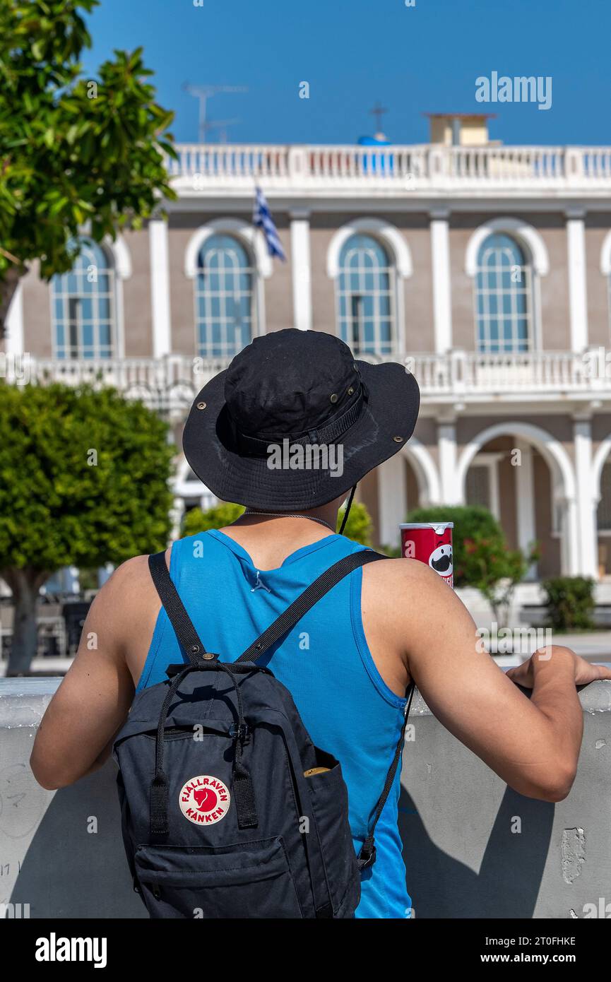jeune touriste masculin regardant le bâtiment du musée sur la place solomos dans la ville de zante sur l'île grecque de zakynthos. Banque D'Images