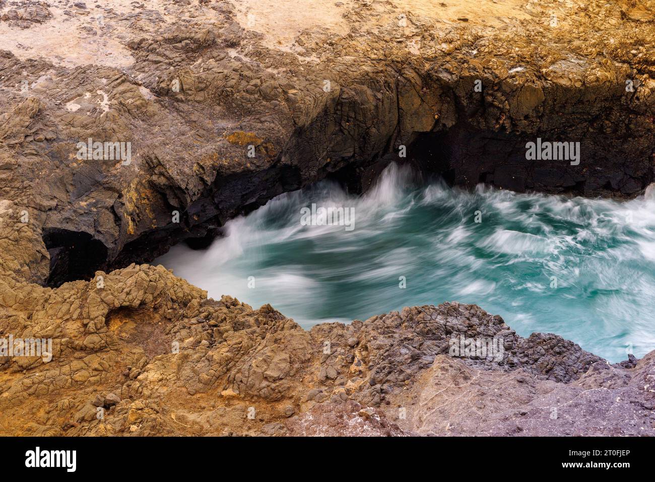 Fuerteventura, Kanarische Inseln Cueva de Playa de los Ojos Starker Wellengang felsige Kuestenlinie Fuerteventura, Kanarische Inseln Fuerteventura Spanien *** Fuerteventura, Îles Canaries Cueva de Playa de los Ojos Strong Swell côte rocheuse Fuerteventura, Îles Canaries Fuerteventura Espagne Copyright : xBEAUTIFULxSPORTS/Hahnex Banque D'Images