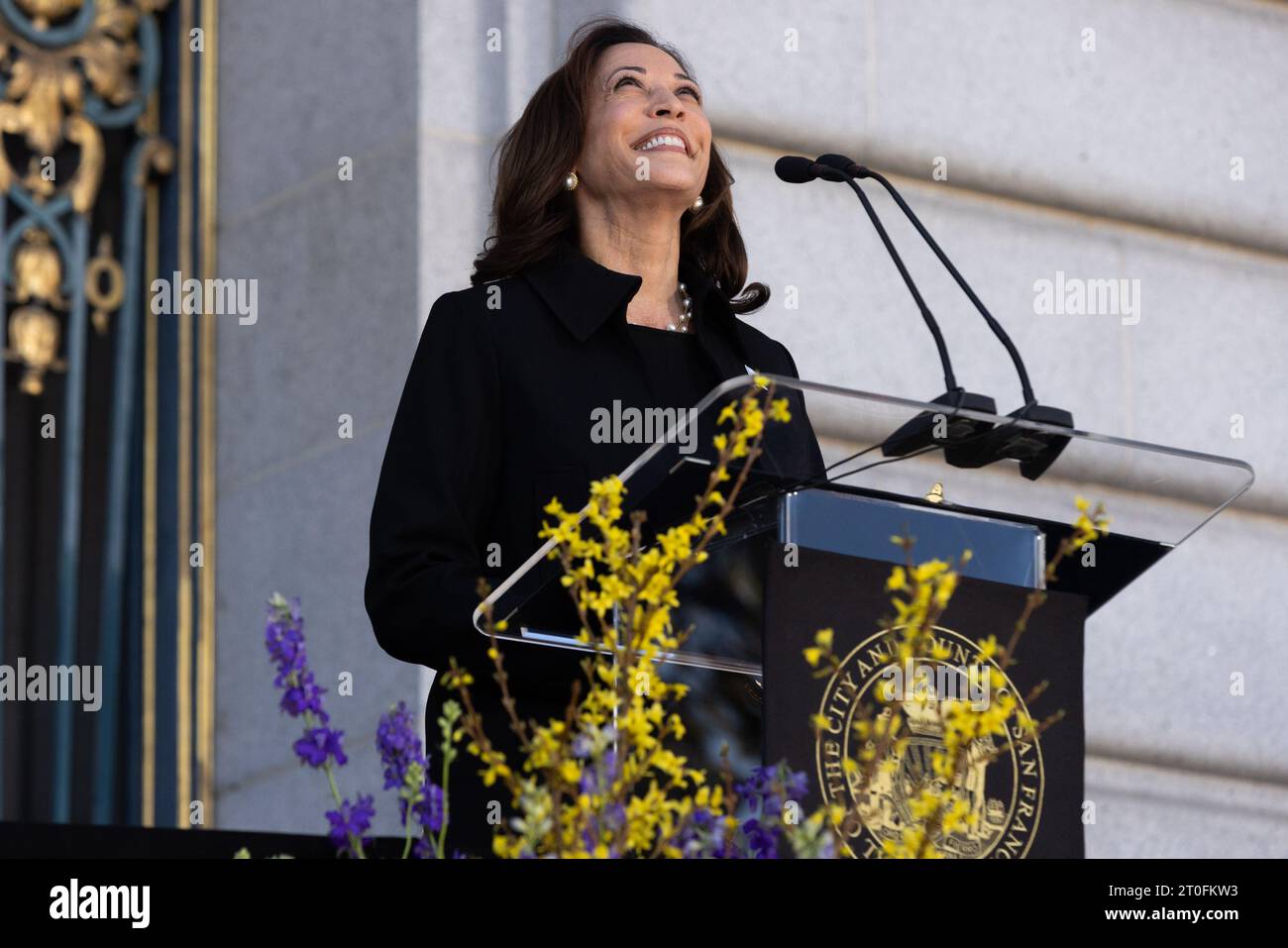 La vice-présidente des États-Unis Kamala Harris prononce une allocution lors du service commémoratif de la sénatrice américaine Dianne Feinstein (démocrate de Californie) à l'hôtel de ville de San Francisco, Californie, le jeudi 5 octobre 2023. Feinstein est décédé à 90.crédit : Benjamin Fanboy/Pool via CNP/MediaPunch Banque D'Images