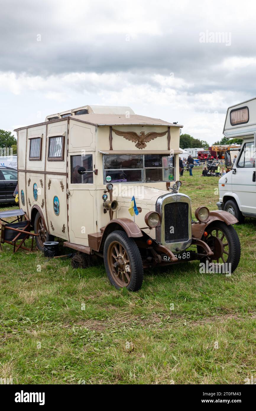 Low Ham.Somerset.United Kingdom.July 23rd 2023.Une fourgonnette Austin restaurée de 1927 est exposée au Somerset Steam and Country show Banque D'Images