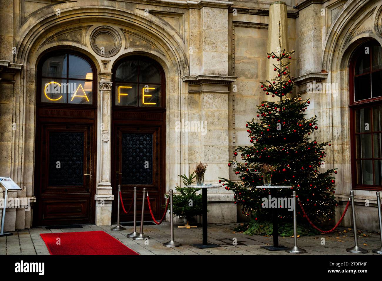 Café et arbre de Noël dans un coin calme de l'Opéra d'État néo-Renaissance de Vienne en Autriche. Banque D'Images