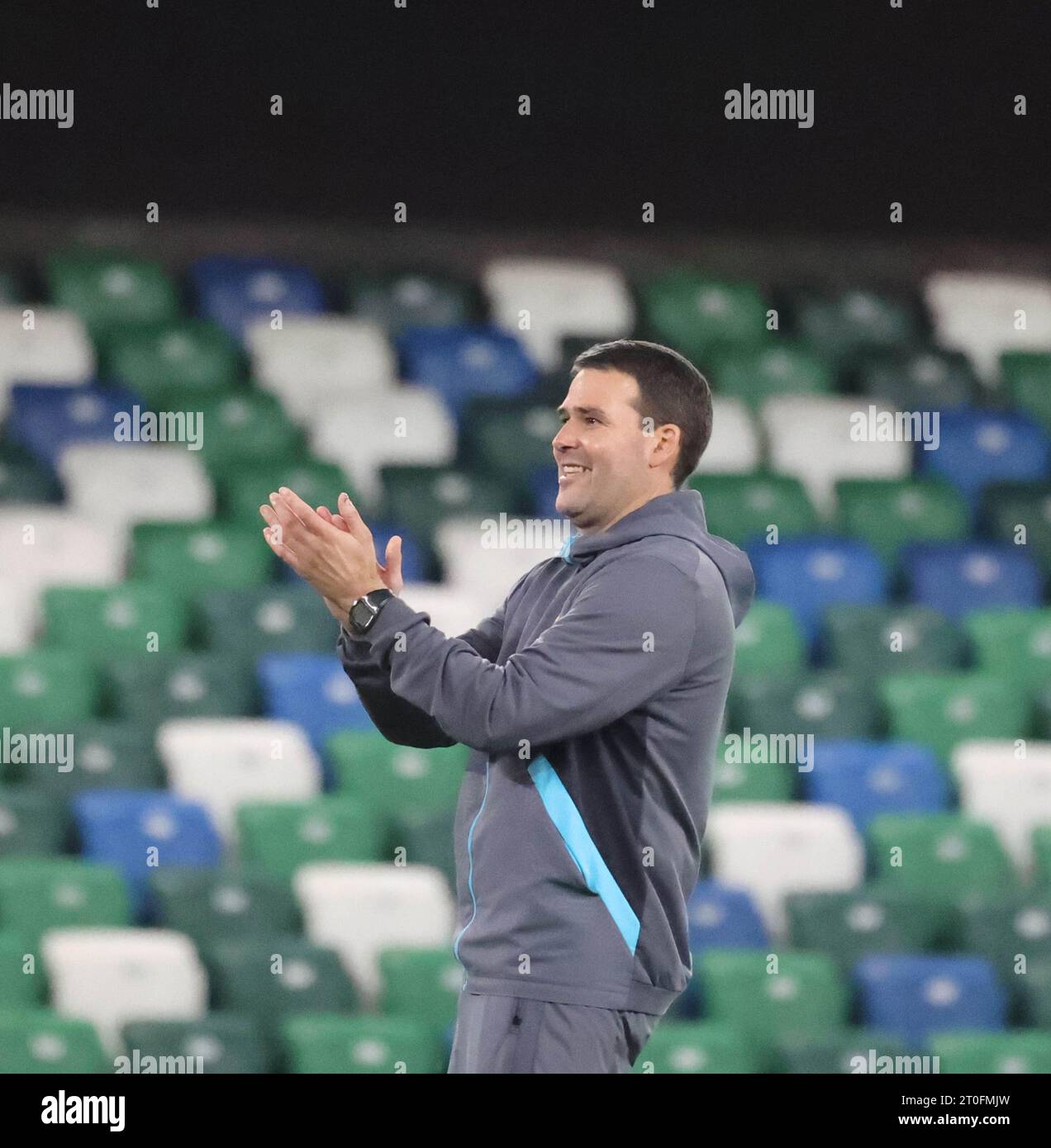 Windsor Park, Belfast, Irlande du Nord, Royaume-Uni. 06 octobre 2023. Sports Direct Premiership – Linfield v Glentoran. Action de la Premiership irlandaise du match de ce soir à Belfast. (Linfield en bleu). David Healy, directeur de Linfield à temps plein. Crédit : CAZIMB/Alamy Live News. Banque D'Images