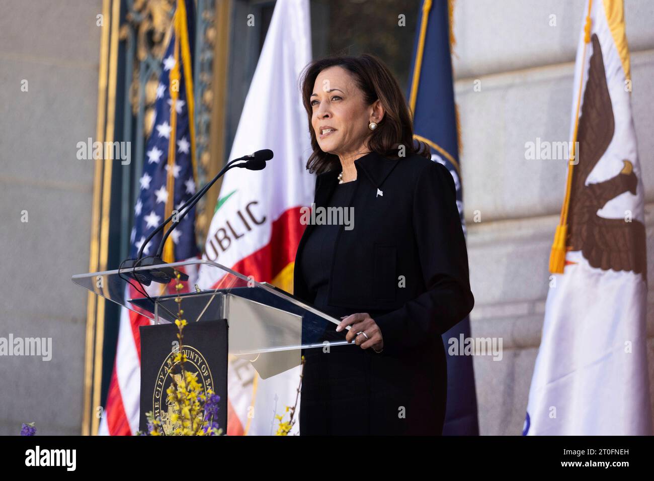 La vice-présidente des États-Unis Kamala Harris prononce une allocution lors du service commémoratif de la sénatrice américaine Dianne Feinstein (démocrate de Californie) à l'hôtel de ville de San Francisco, Californie, le jeudi 5 octobre 2023. Feinstein est décédé à 90 ans. Crédit : Benjamin Fanboy/Pool via CNP Banque D'Images