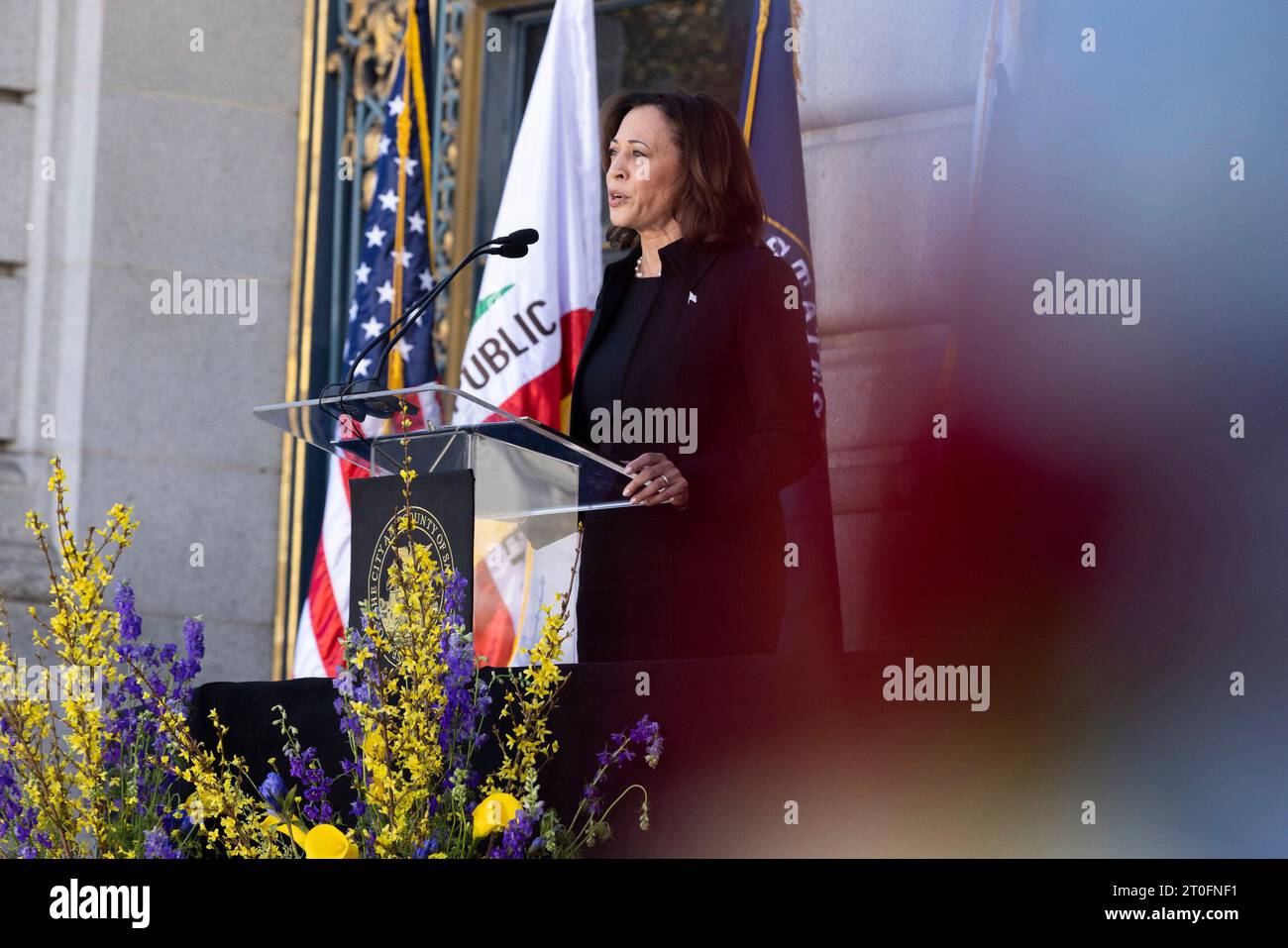 La vice-présidente des États-Unis Kamala Harris prononce une allocution lors du service commémoratif de la sénatrice américaine Dianne Feinstein (démocrate de Californie) à l'hôtel de ville de San Francisco, Californie, le jeudi 5 octobre 2023. Feinstein est décédé à 90 ans. Crédit : Benjamin Fanboy/Pool via CNP Banque D'Images