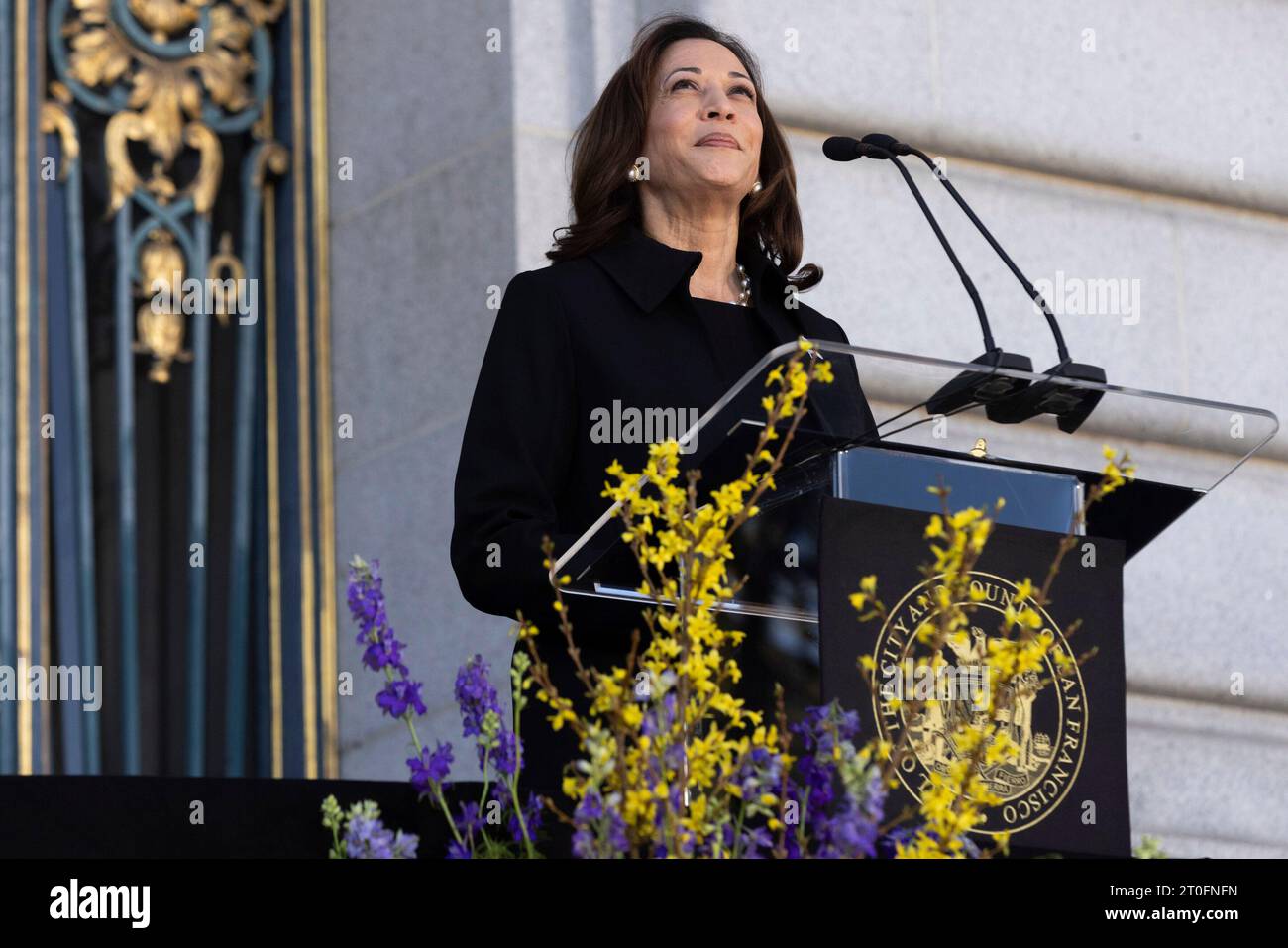 La vice-présidente des États-Unis Kamala Harris prononce une allocution lors du service commémoratif de la sénatrice américaine Dianne Feinstein (démocrate de Californie) à l'hôtel de ville de San Francisco, Californie, le jeudi 5 octobre 2023. Feinstein est décédé à 90 ans. Crédit : Benjamin Fanboy/Pool via CNP Banque D'Images