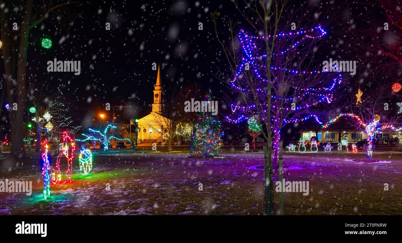 Exposition de Noël sur la place de la ville de Twinsburg, Ohio, avec une vieille église historique en arrière-plan Banque D'Images