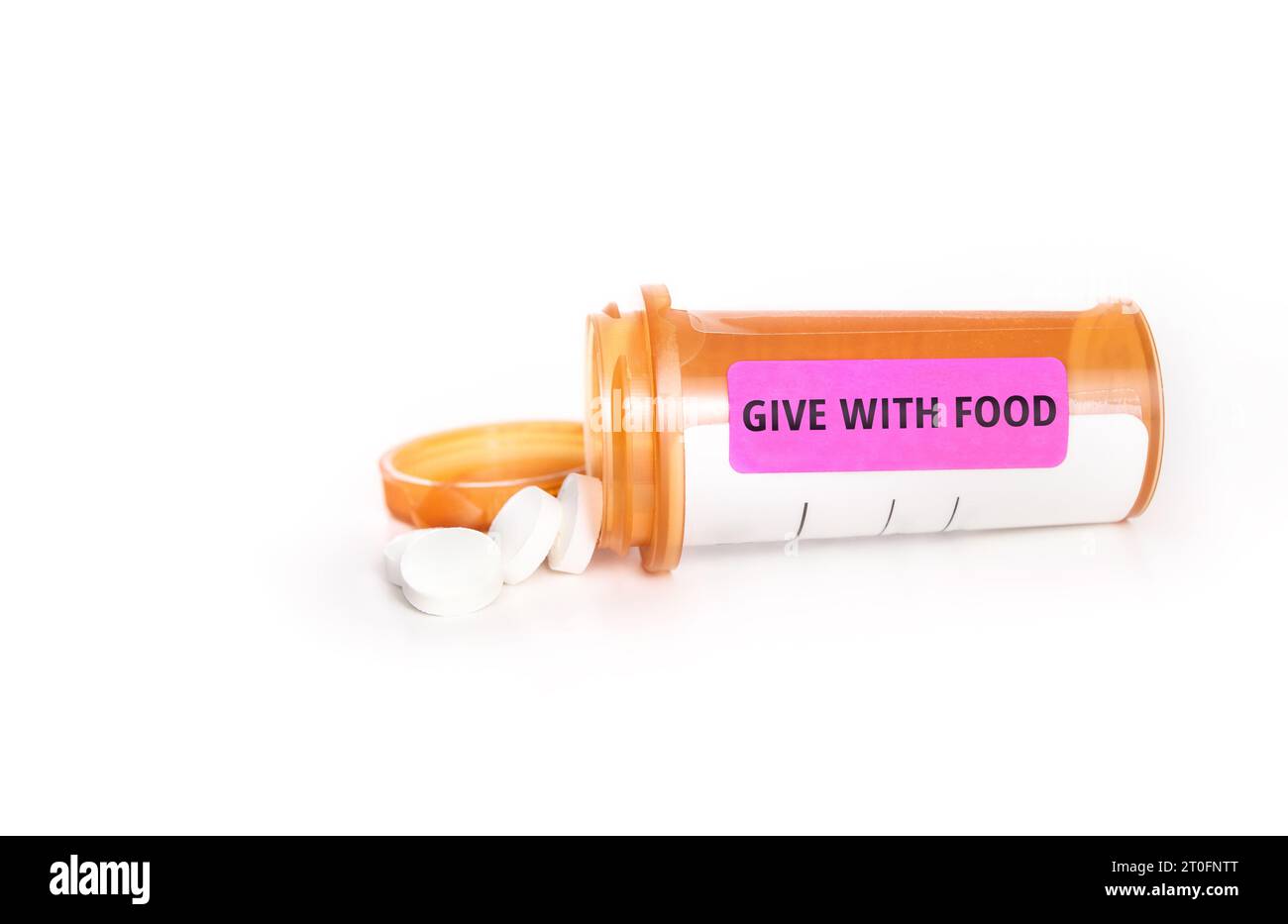 Bouteille de pilule avec donner avec étiquette alimentaire. Bouteille orange de prescription pour les personnes, les animaux de compagnie ou les animaux. Distributeur de pilules à l'épreuve des enfants. Pour les traitements médicamenteux, Medic Banque D'Images