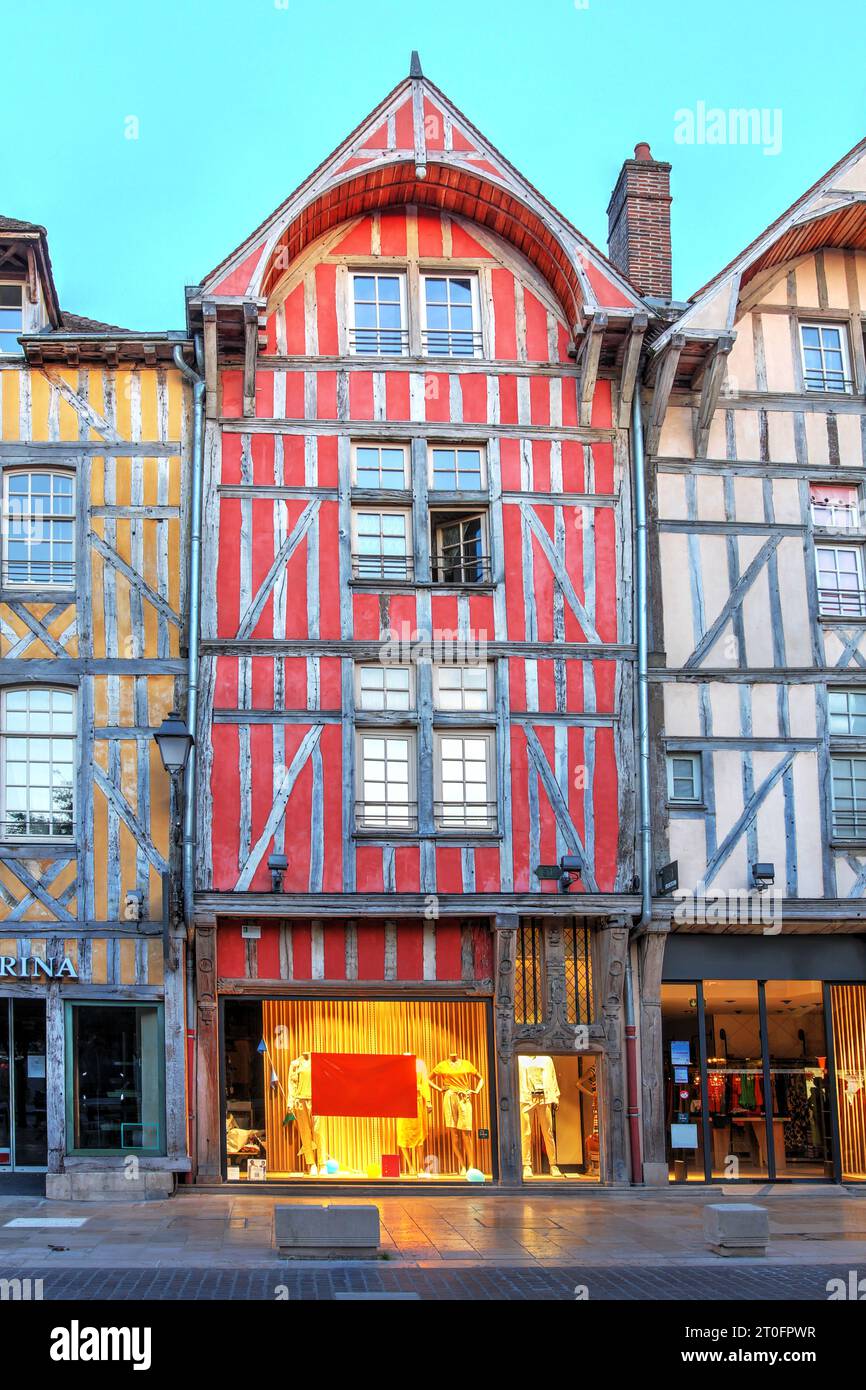 Belles maisons en bois sur la rue Emile Zola, Troyes, France en été le soir. Banque D'Images
