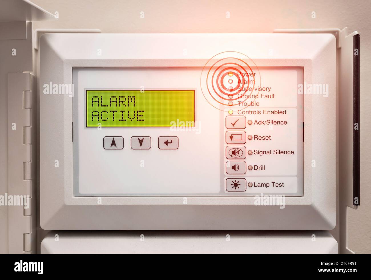Système d'alarme incendie avec alerte active. Affichage de l'alarme d'évacuation. Panneau de commande avec message d'alarme active et voyants rouges clignotants. Centrale incendie en service Banque D'Images