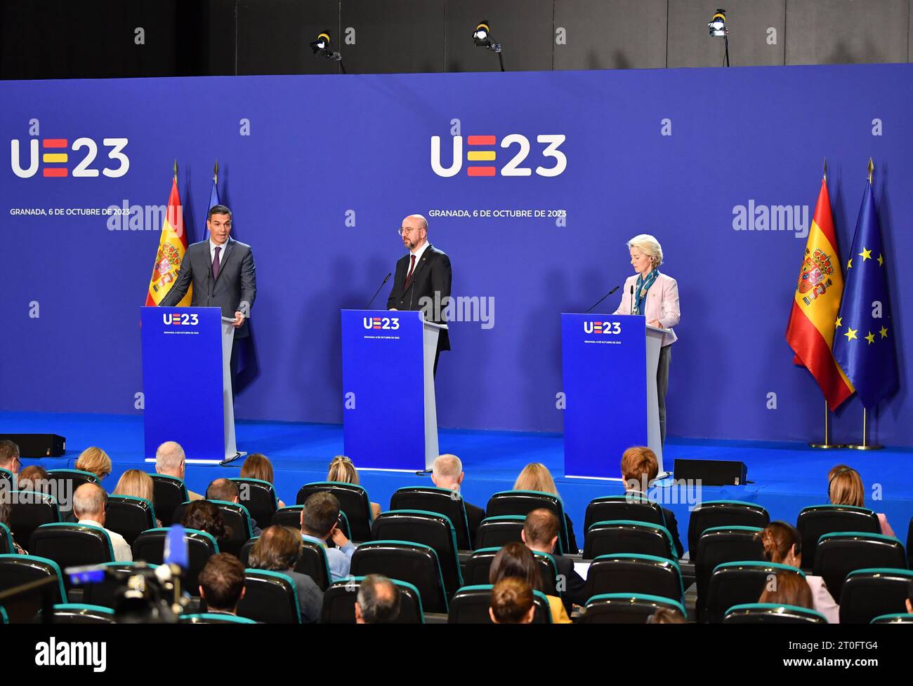 Grenade, Espagne. 6 octobre 2023. Le Premier ministre espagnol par intérim Pedro Sanchez (à gauche), le président du Conseil européen Charles Michel (à droite) et la présidente de la Commission européenne Ursula von der Leyen (à droite) assistent à une conférence de presse après un sommet informel de l'Union européenne (UE) à Grenade, Espagne, le 6 octobre 2023. Les dirigeants des États membres de l'Union européenne (UE) ont conclu vendredi leur sommet informel d'une journée consacré à la stratégie future du bloc et à son élargissement avec l'adoption de la déclaration de Grenade. Crédit : Lian Yi/Xinhua/Alamy Live News Banque D'Images