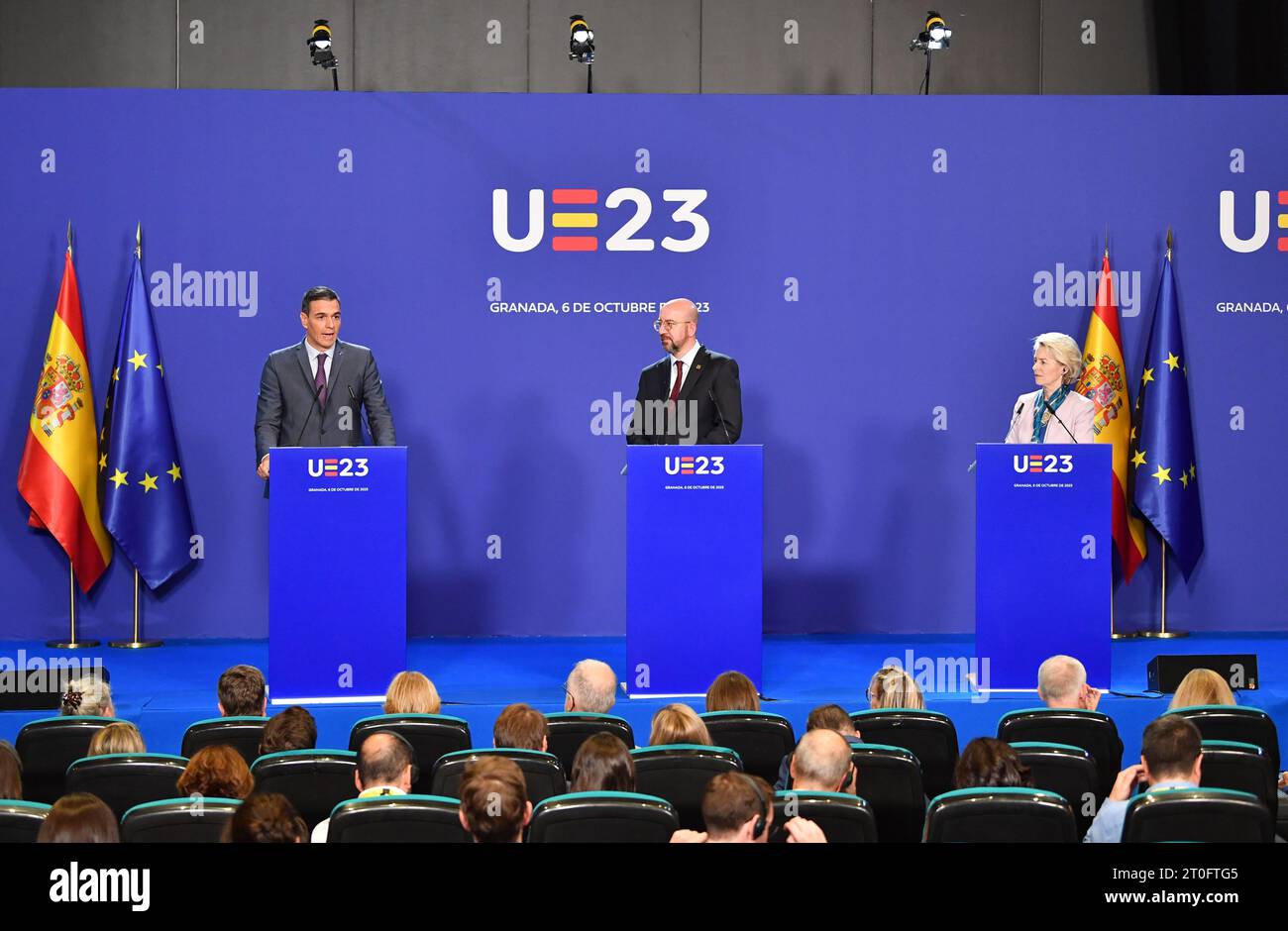 Grenade, Espagne. 6 octobre 2023. Le Premier ministre espagnol par intérim Pedro Sanchez (à gauche), le président du Conseil européen Charles Michel (à droite) et la présidente de la Commission européenne Ursula von der Leyen (à droite) assistent à une conférence de presse après un sommet informel de l'Union européenne (UE) à Grenade, Espagne, le 6 octobre 2023. Les dirigeants des États membres de l'Union européenne (UE) ont conclu vendredi leur sommet informel d'une journée consacré à la stratégie future du bloc et à son élargissement avec l'adoption de la déclaration de Grenade. Crédit : Lian Yi/Xinhua/Alamy Live News Banque D'Images