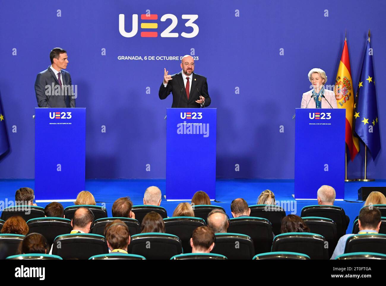 Grenade, Espagne. 6 octobre 2023. Le Premier ministre espagnol par intérim Pedro Sanchez (à gauche), le président du Conseil européen Charles Michel (à droite) et la présidente de la Commission européenne Ursula von der Leyen (à droite) assistent à une conférence de presse après un sommet informel de l'Union européenne (UE) à Grenade, Espagne, le 6 octobre 2023. Les dirigeants des États membres de l'Union européenne (UE) ont conclu vendredi leur sommet informel d'une journée consacré à la stratégie future du bloc et à son élargissement avec l'adoption de la déclaration de Grenade. Crédit : Lian Yi/Xinhua/Alamy Live News Banque D'Images