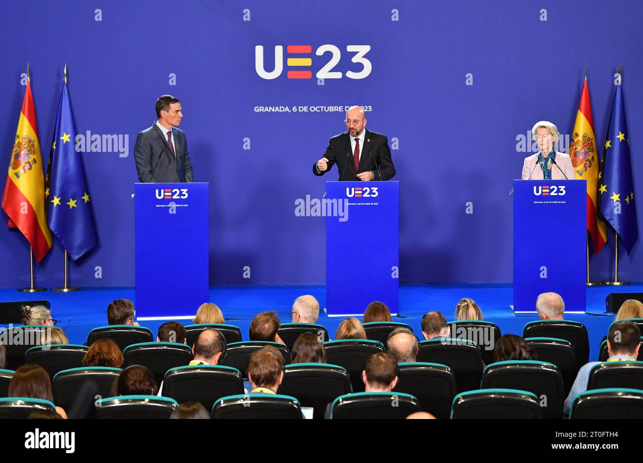 Grenade, Espagne. 6 octobre 2023. Le Premier ministre espagnol par intérim Pedro Sanchez (à gauche), le président du Conseil européen Charles Michel (à droite) et la présidente de la Commission européenne Ursula von der Leyen (à droite) assistent à une conférence de presse après un sommet informel de l'Union européenne (UE) à Grenade, Espagne, le 6 octobre 2023. Les dirigeants des États membres de l'Union européenne (UE) ont conclu vendredi leur sommet informel d'une journée consacré à la stratégie future du bloc et à son élargissement avec l'adoption de la déclaration de Grenade. Crédit : Lian Yi/Xinhua/Alamy Live News Banque D'Images