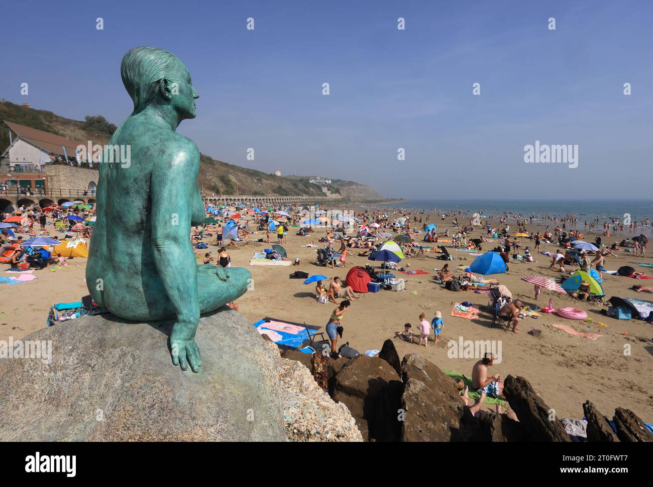 Sunny Sands Beach à Folkestone, occupé par un week-end chaud au début de septembre, Kent, Royaume-Uni Banque D'Images