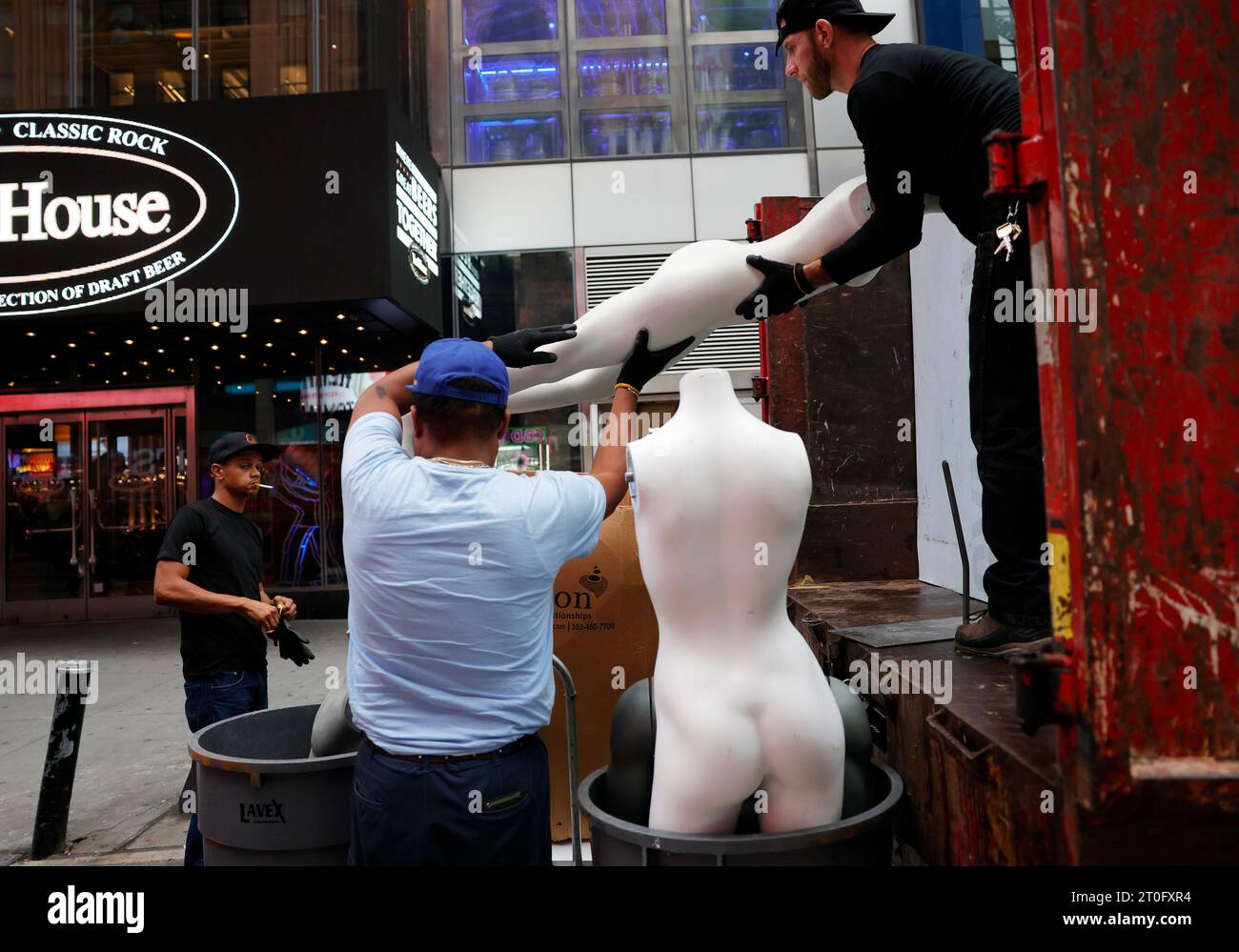 New York, États-Unis. 06 octobre 2023. Les travailleurs d'une entreprise de ramassage de déchets transportent des mannequins et autres objets éliminés dans un camion à Times Square le vendredi 6 octobre 2023 à New York. Photo de John Angelillo/UPI crédit : UPI/Alamy Live News Banque D'Images