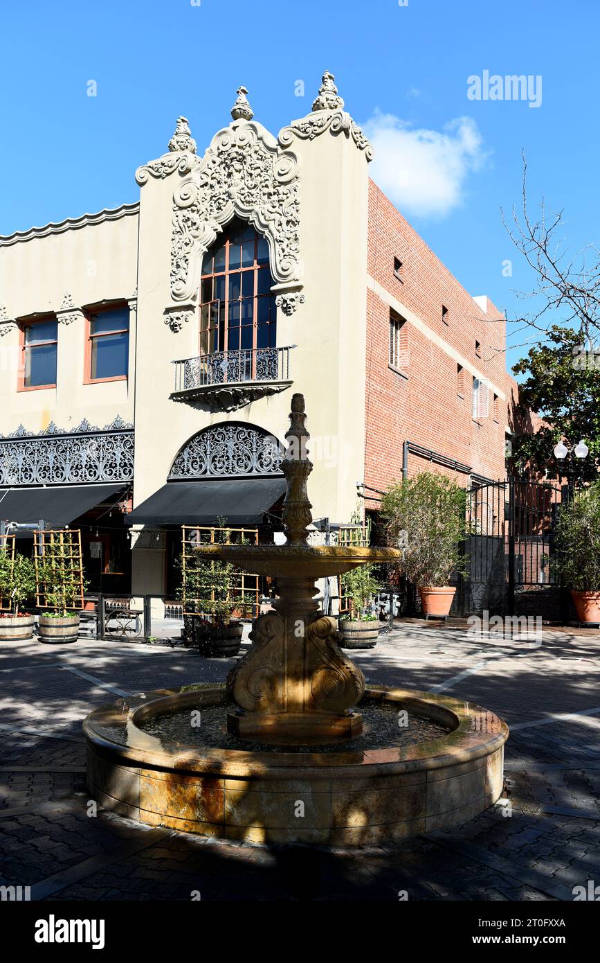 SANTA ANA, CALIFORNIE - 2 octobre 2023 : Fontaine dans le village des artistes, une zone composée de galeries d'art, studios, bureaux de création, ateliers de design, Banque D'Images