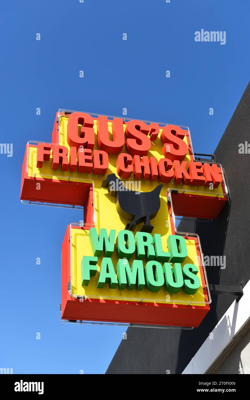 SANTA ANA, CALIFORNIE - 2 octobre 2023 : Signez au poulet frit de renommée mondiale de Gus dans le centre-ville de Santa Ana. Banque D'Images