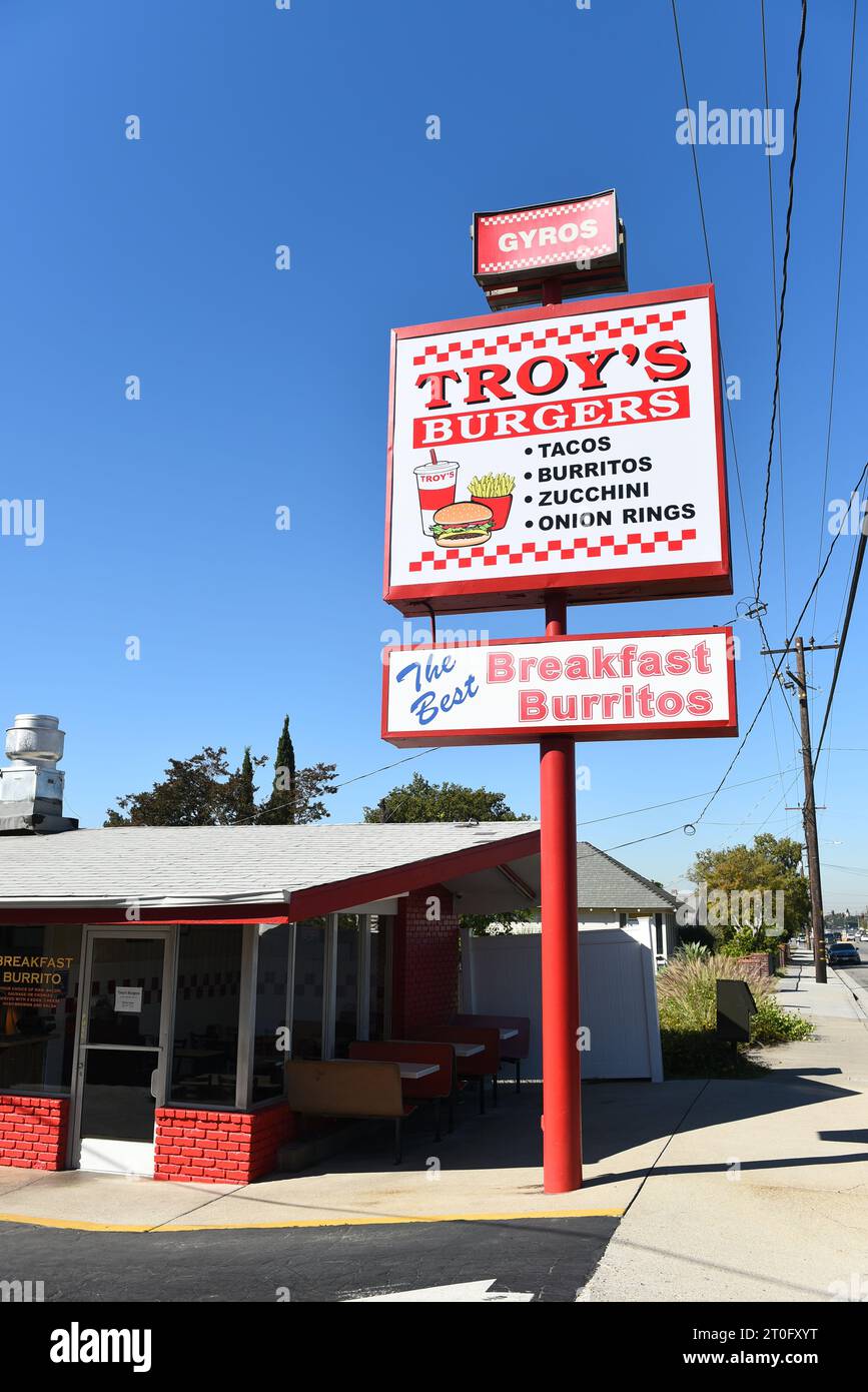 ORANGE , CALIFORNIE - 4 octobre 2023 : Troys Burgers sur Lincoln Avenue dans la ville d'Orange. Banque D'Images
