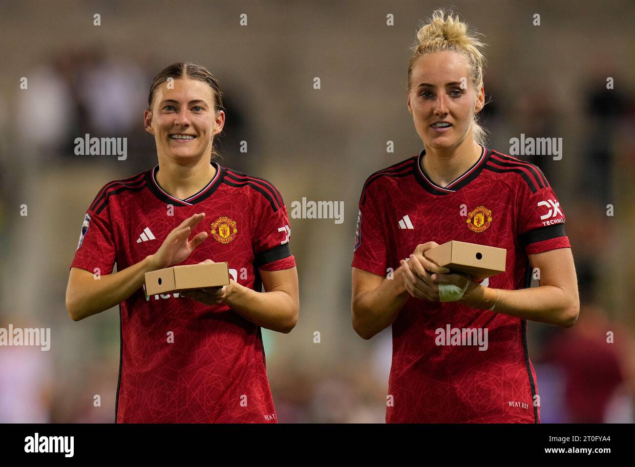 Millie Turner #21 de Manchester United et Hannah Blundell #6 de Manchester United saluent les supporters après le match FA Women's Super League Manchester United Women vs Arsenal Women à Leigh Sports Village, Leigh, Royaume-Uni, le 6 octobre 2023 (photo de Steve Flynn/News Images) Banque D'Images