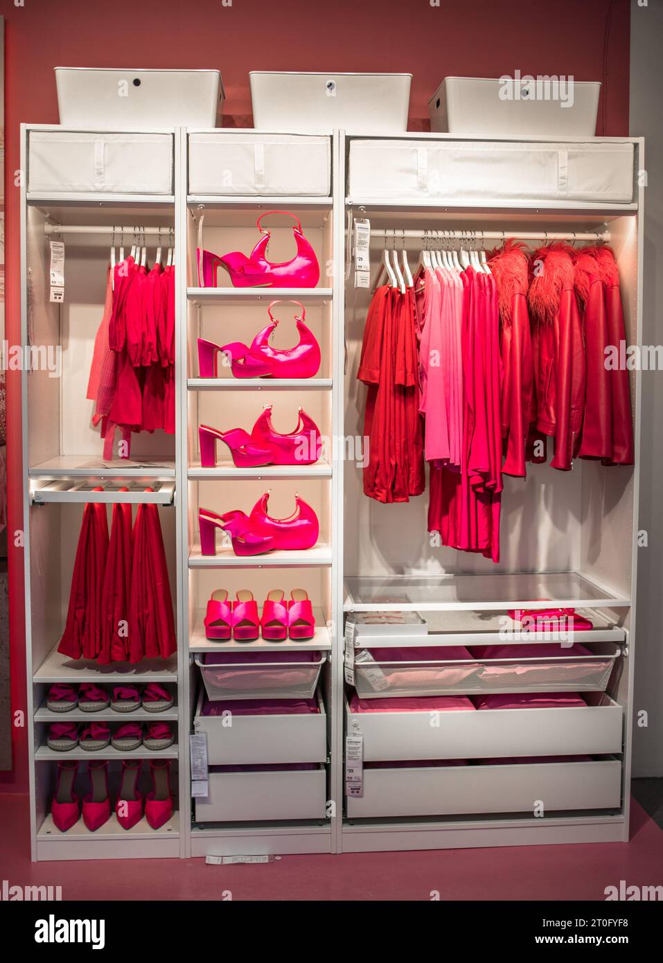 Bristol, Royaume-Uni - 15 septembre 2023 : la garde-robe IKEA obsédée par les vêtements roses disposés sur des cintres et une étagère Banque D'Images