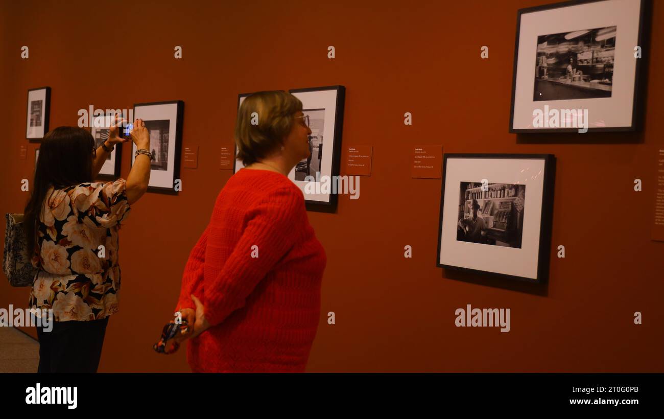 Houston, octobre 8. 7 janvier 2024. Les gens assistent à l'avant-première d'une exposition de photos intitulée Robert Frank et Todd Webb : Across America, 1955 au Museum of Fine Arts, Houston, Texas, États-Unis, le 6 octobre. 2023. Au total, 100 photographies retracent les voyages à travers le pays de deux photographes, qui ont chacun capturé des vues singulières de l ' Amérique au milieu du 20e siècle, au cours de l ' exposition qui a eu lieu ici du 8 octobre 2023 au 7 janvier 2024. Crédit : Xu Jianmei/Xinhua/Alamy Live News Banque D'Images