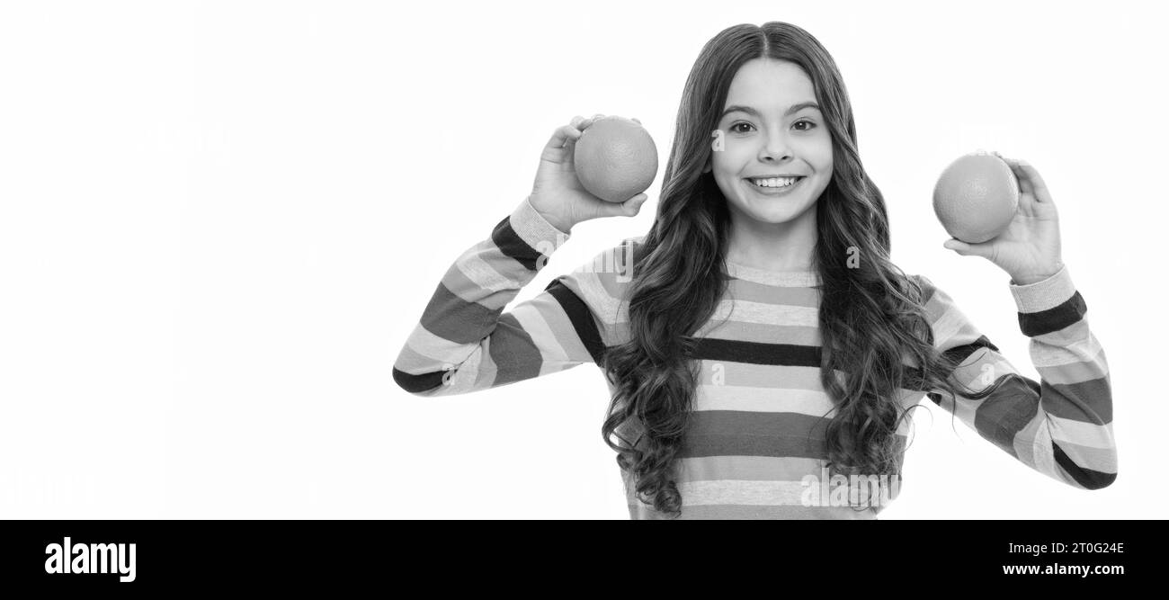 bonne fille de l'adolescence avec orange. vitamine et régime. enfant mangeant des aliments sains. santé infantile. Portrait de fille d'enfant avec affiche horizontale orange Banque D'Images