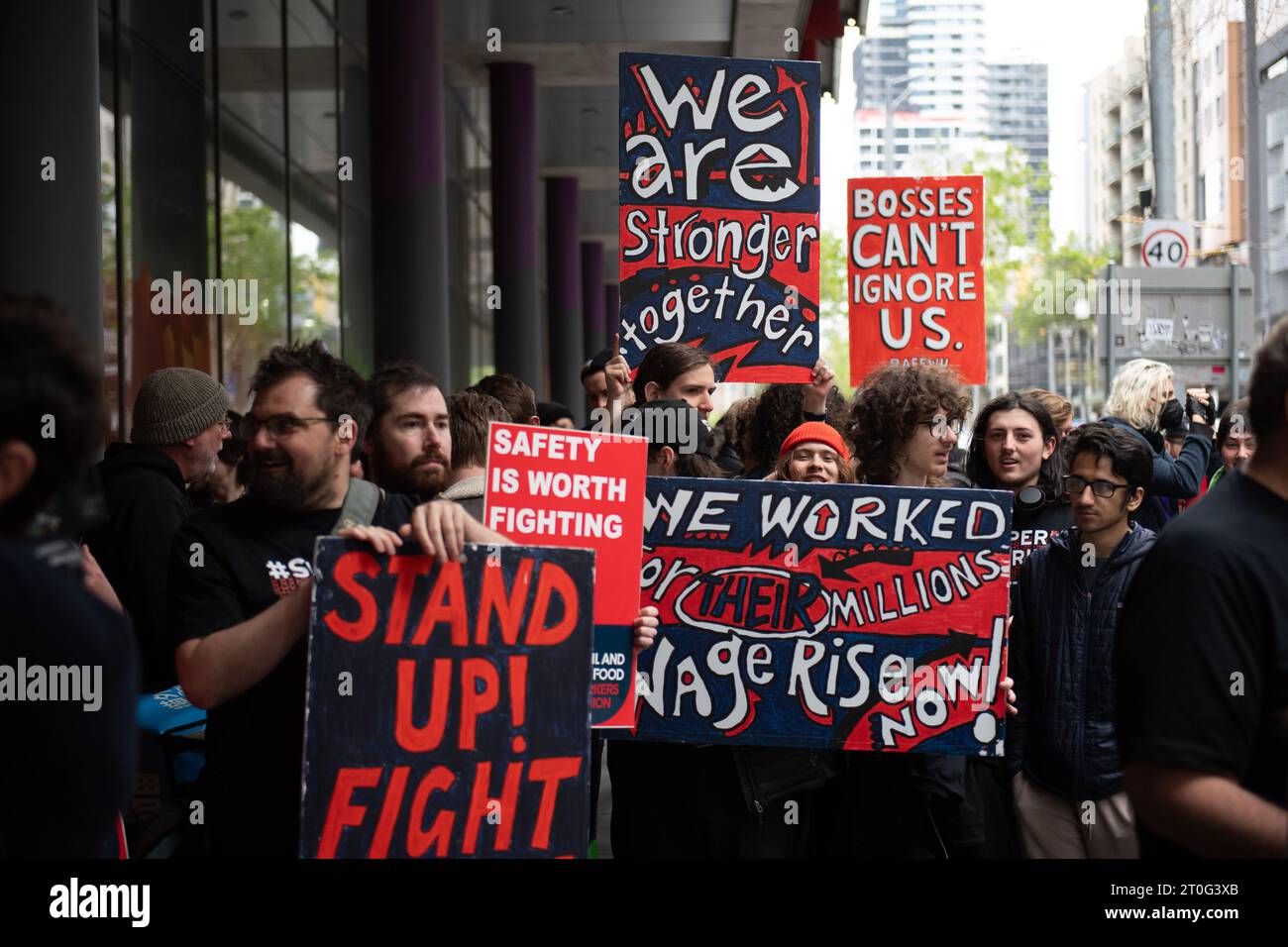 7 octobre 2023, Melbourne, Australie. Les membres du Retail and Fast Food Workers Union (RAFFWU) ont pour la première fois entamé une grève de 2 heures à Coles et Woolworths à travers le pays à 10h du matin samedi. Les travailleurs et les organisateurs syndicaux réclament une meilleure protection des travailleurs et une augmentation des salaires, où le taux actuel n’est que de centimes au-dessus du minimum, suite aux profits massifs enregistrés par les deux géants des supermarchés. Cela coïncide également avec une hausse constante du coût des marchandises dans les deux magasins. Crédit : Jay Kogler/Alamy Live News Banque D'Images