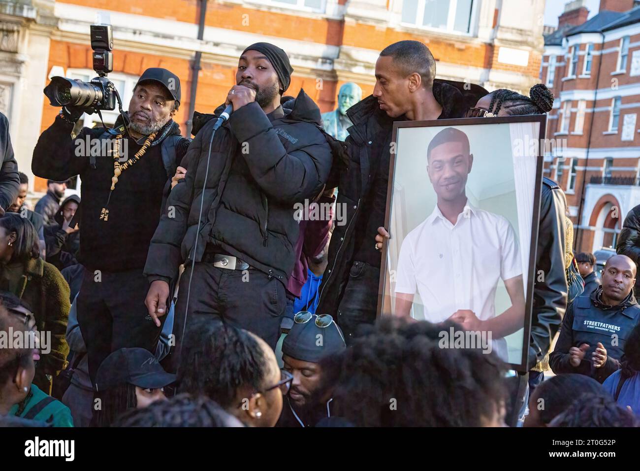 Londres, Royaume-Uni. 06 octobre 2023. Le père de la victime poignardée, Keelen Morris Wong parle lors d'un rassemblement à Windrush Square. M. Keelen Morris Wong a été mortellement poignardé dans Coldharbor Lane, très fréquentée de Brixton, en plein jour, devant des acheteurs horrifiés. (Photo de Thabo Jaiyesimi/SOPA Images/Sipa USA) crédit : SIPA USA/Alamy Live News Banque D'Images