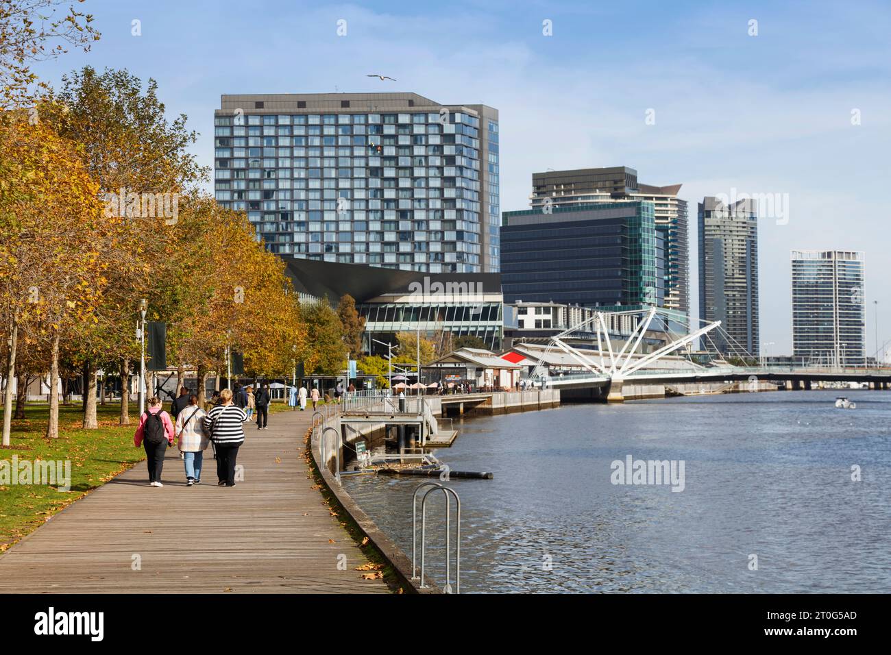 Promenade de South Wharf au bord de la rivière Yarra Banque D'Images