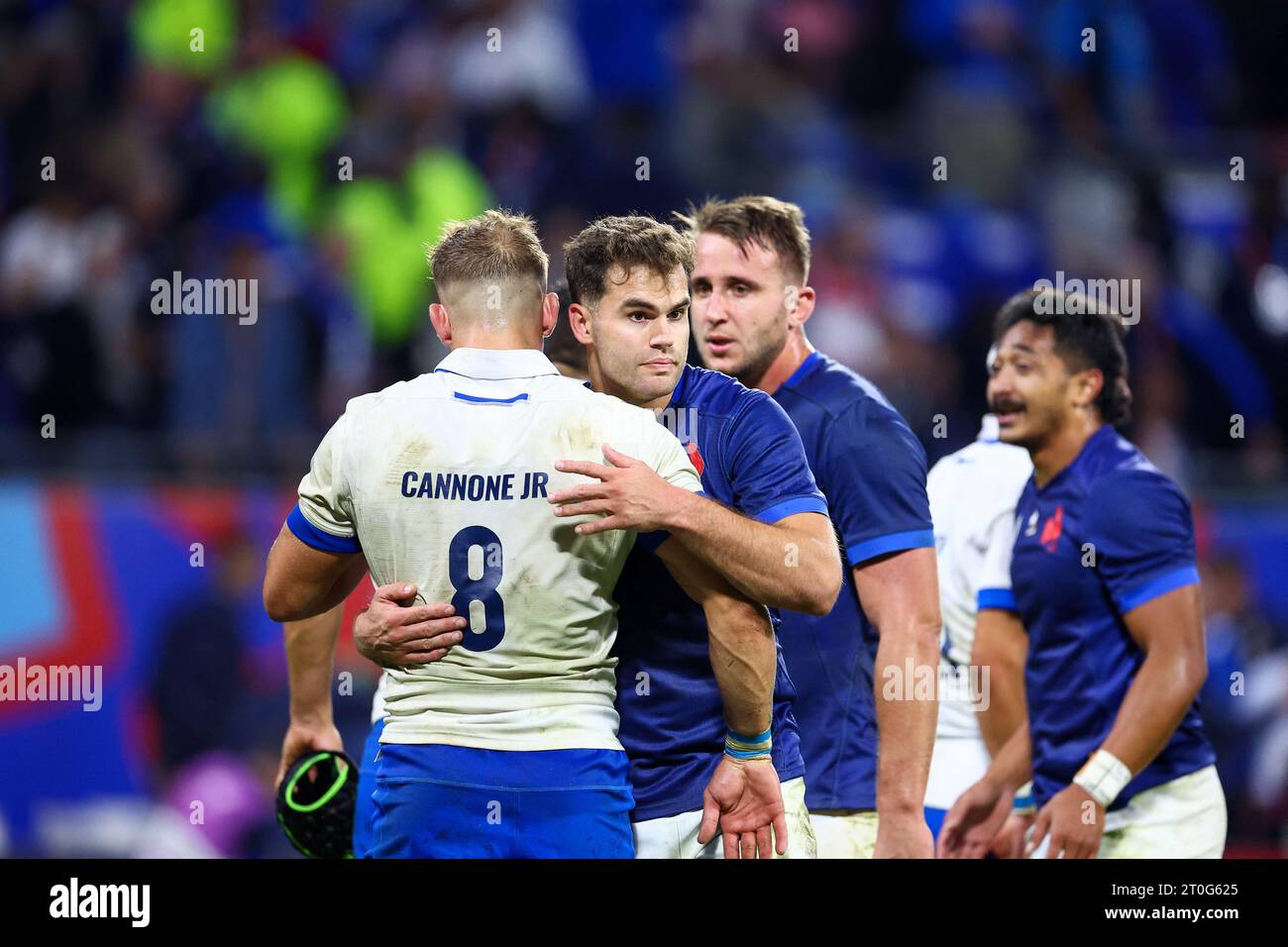 Lorenzo Cannone #8 d'Italie et Damian Penaud #14 de France lors de la coupe du monde de Rugby Pool Un match entre la France et l'Italie au Stade de Lyon le 06 octobre 2023 à Lyon, France. Photo Baptiste Paquot/ABACAPRESS.COM crédit : Abaca Press/Alamy Live News Banque D'Images