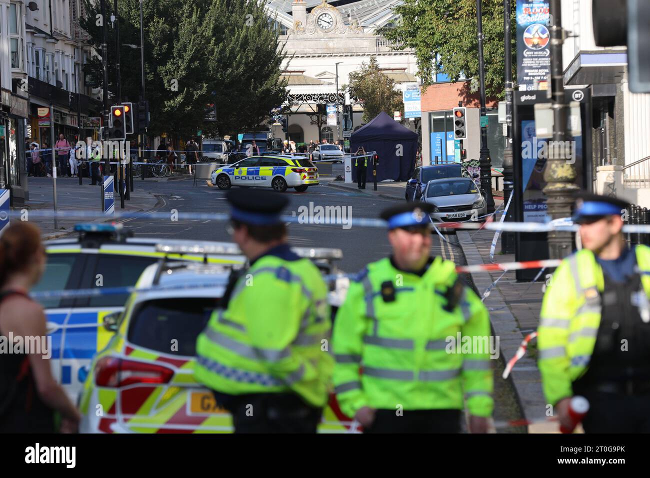 Brighton, Royaume-Uni. 06 octobre 2023. La police continue de faire appel aux témoins d'un coup de couteau mortel dans le centre-ville de Brighton. Les services d'urgence ont été appelés à Queens Road vers 5 heures jeudi (5 octobre) pour signaler une agression sur un adolescent. La victime a été emmenée à l ' hôpital par le service ambulancier, où son décès a malheureusement été déclaré. Il a depuis été identifié comme Mustafa Momand, 17 ans. Ses proches parents ont été informés et sont soutenus par des officiers spécialisés. Après une fouille approfondie, un garçon de 16 ans a été arrêté parce qu ' il était soupçonné de meurtre. Il reste en détention à TH Banque D'Images