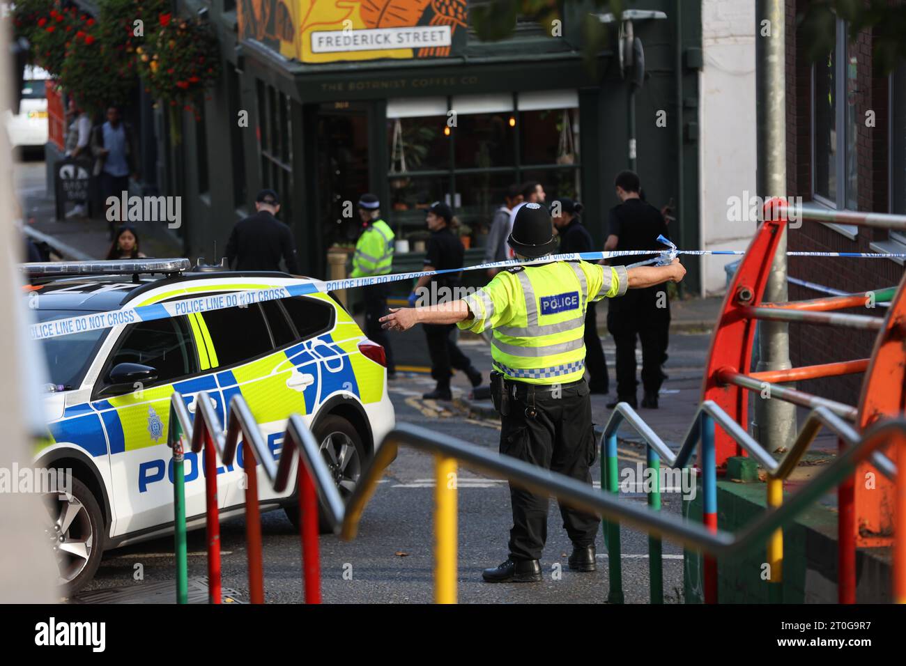 Brighton, Royaume-Uni. 06 octobre 2023. La police continue de faire appel aux témoins d'un coup de couteau mortel dans le centre-ville de Brighton. Les services d'urgence ont été appelés à Queens Road vers 5 heures jeudi (5 octobre) pour signaler une agression sur un adolescent. La victime a été emmenée à l ' hôpital par le service ambulancier, où son décès a malheureusement été déclaré. Il a depuis été identifié comme Mustafa Momand, 17 ans. Ses proches parents ont été informés et sont soutenus par des officiers spécialisés. Après une fouille approfondie, un garçon de 16 ans a été arrêté parce qu ' il était soupçonné de meurtre. Il reste en détention à TH Banque D'Images