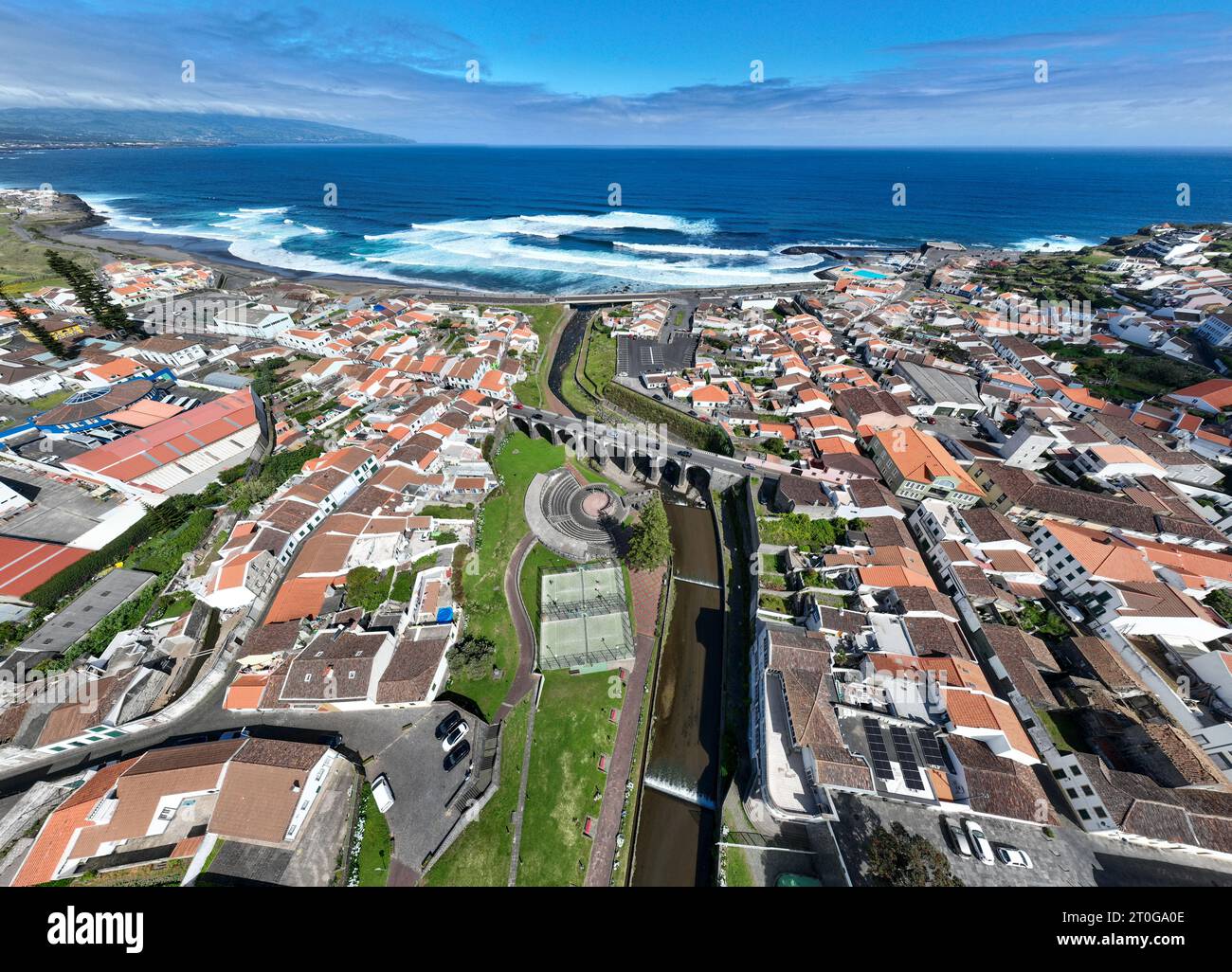 Municipalité, place centrale de Ribeira Grande et le pont Ponte dos Oito Arcos, à Sao Miguel Island, Açores, Portugal. Banque D'Images