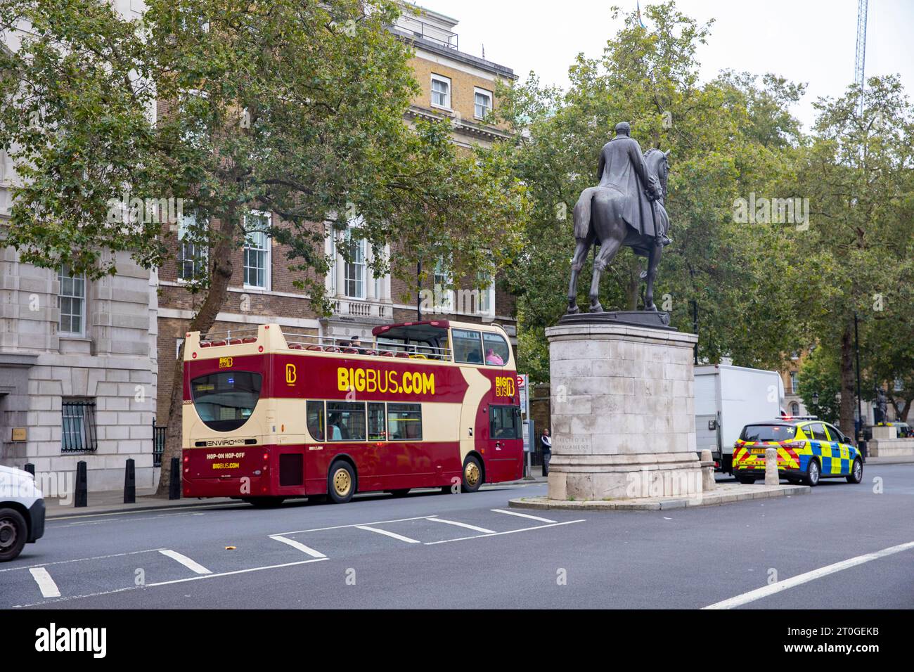 Le bus touristique à toit ouvert londonien voyage le long de Whitehall, centre de Londres, Angleterre, Royaume-Uni septembre 2023 Banque D'Images