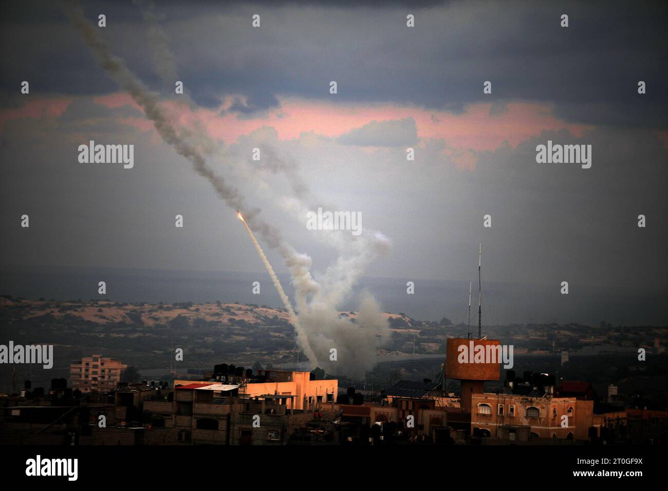 Rafah, Gaza. 07 octobre 2023. Des roquettes sont lancées depuis le Sud de la bande de Gaza vers Israël le samedi 7 octobre 2023. Photo par Ismael Mohamad/UPI. Crédit : UPI/Alamy Live News Banque D'Images