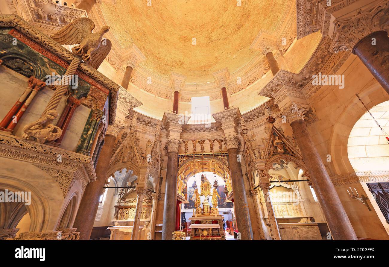 Intérieur de la cathédrale Saint-Domnius, palais de Dioclétien. Cathédrale de St. Domnius est l'un des bâtiments les plus monumentaux de Split. Sauf pour être un Banque D'Images