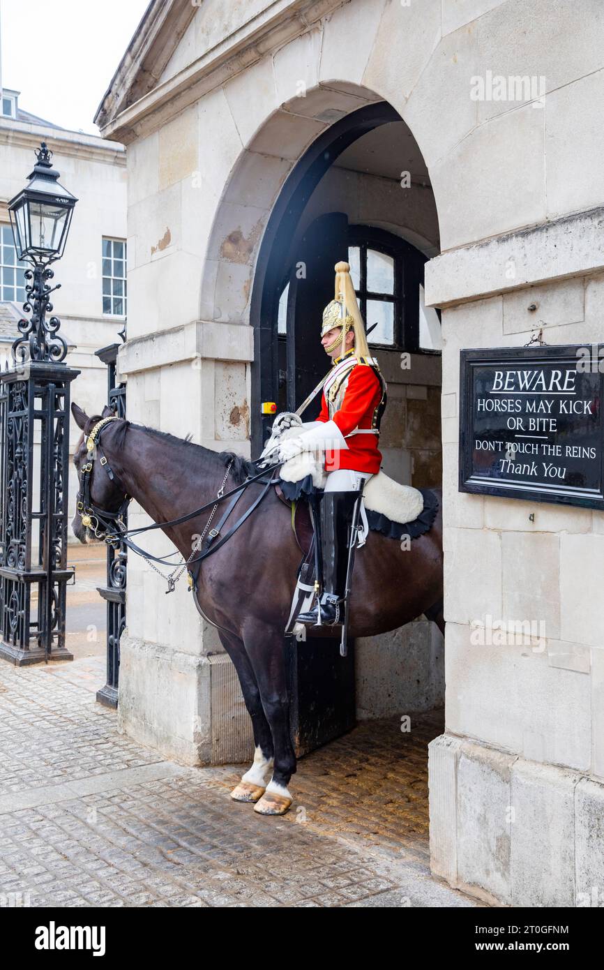 Cavalerie de la maison de Londres cavalier monté de la cavalerie de la maison des rois en service devant le musée Horseguards, Whitehall, Londres Angleterre 2023 Banque D'Images