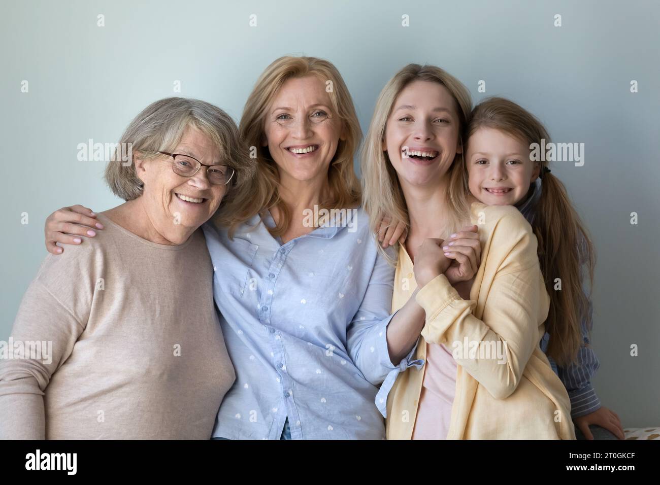Enfant heureux, jeune mère, grand-mère mature, arrière grand-mère senior portrait Banque D'Images