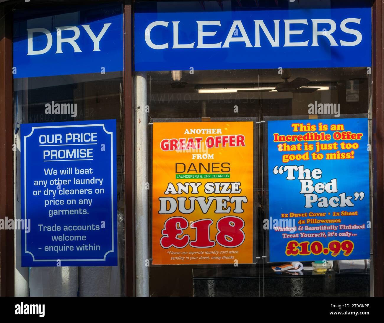 Service de nettoyage en magasin Quality Clean Dry Cleaners de Woodbridge, Suffolk, Angleterre, Royaume-Uni Banque D'Images
