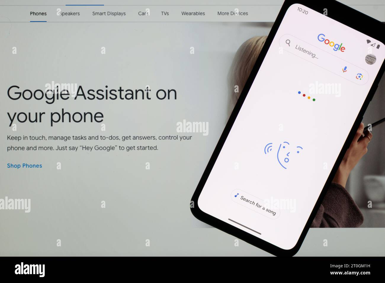 Assistant Google. Chatbot vocal sur Pixel 4 mobile. Banque D'Images