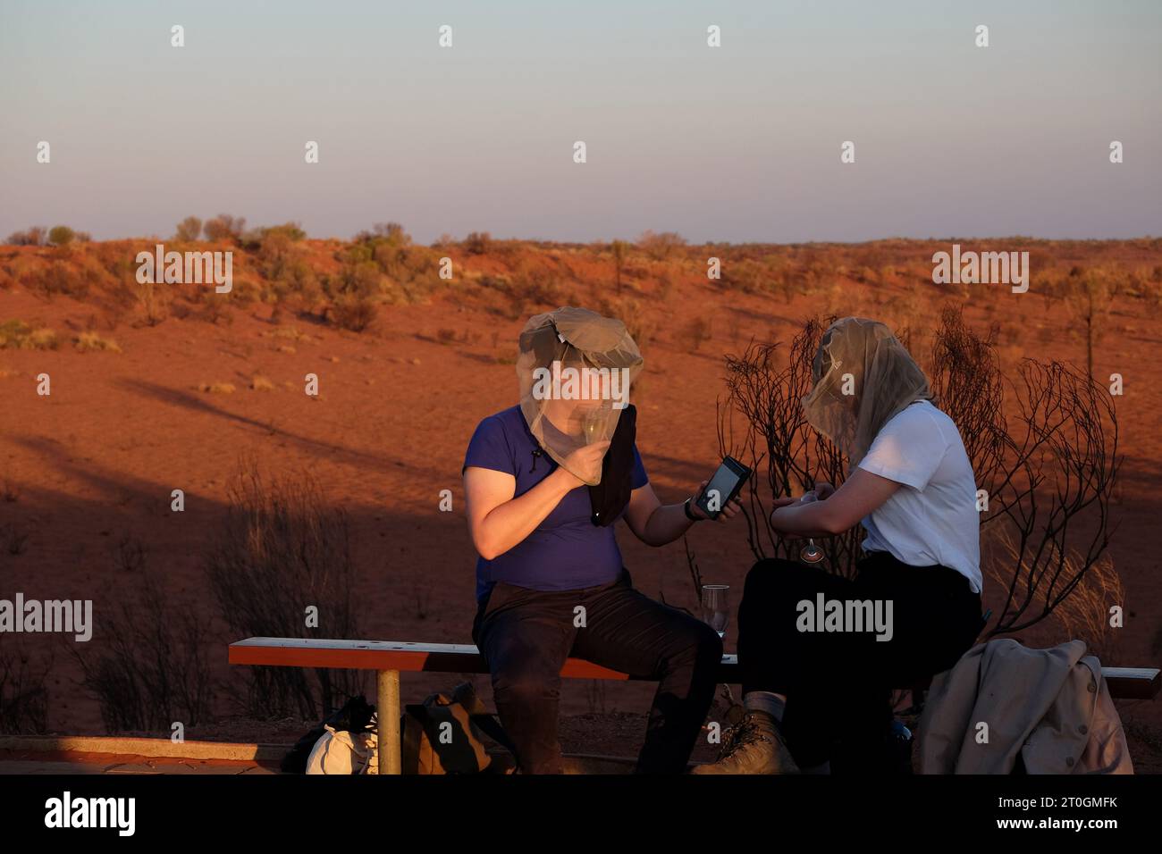 Apéritifs et canapés sur un banc au milieu des dunes à la plate-forme d'observation du coucher de soleil d'Uluru & Kata Tjuta, dîner Sounds of Silence Outback Banque D'Images