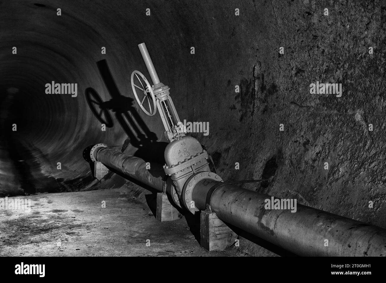 Intérieur et extérieur du barrage de Vajont, site de la catastrophe survenue il y a 60 ans avec la mort d’environ 2000 personnes Banque D'Images