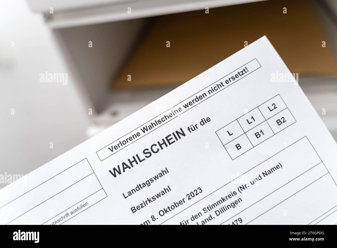 Augsbourg, Bavière, Allemagne. 29 septembre 2023. Bulletin de vote pour les élections d'État et de district en Bavière le 8 octobre devant une boîte aux lettres *** Wahlschein zur Landtagswahl und Bezirkswahl in Bayern am 8 Oktober vor einem Briefkasten Credit : Imago/Alamy Live News Banque D'Images