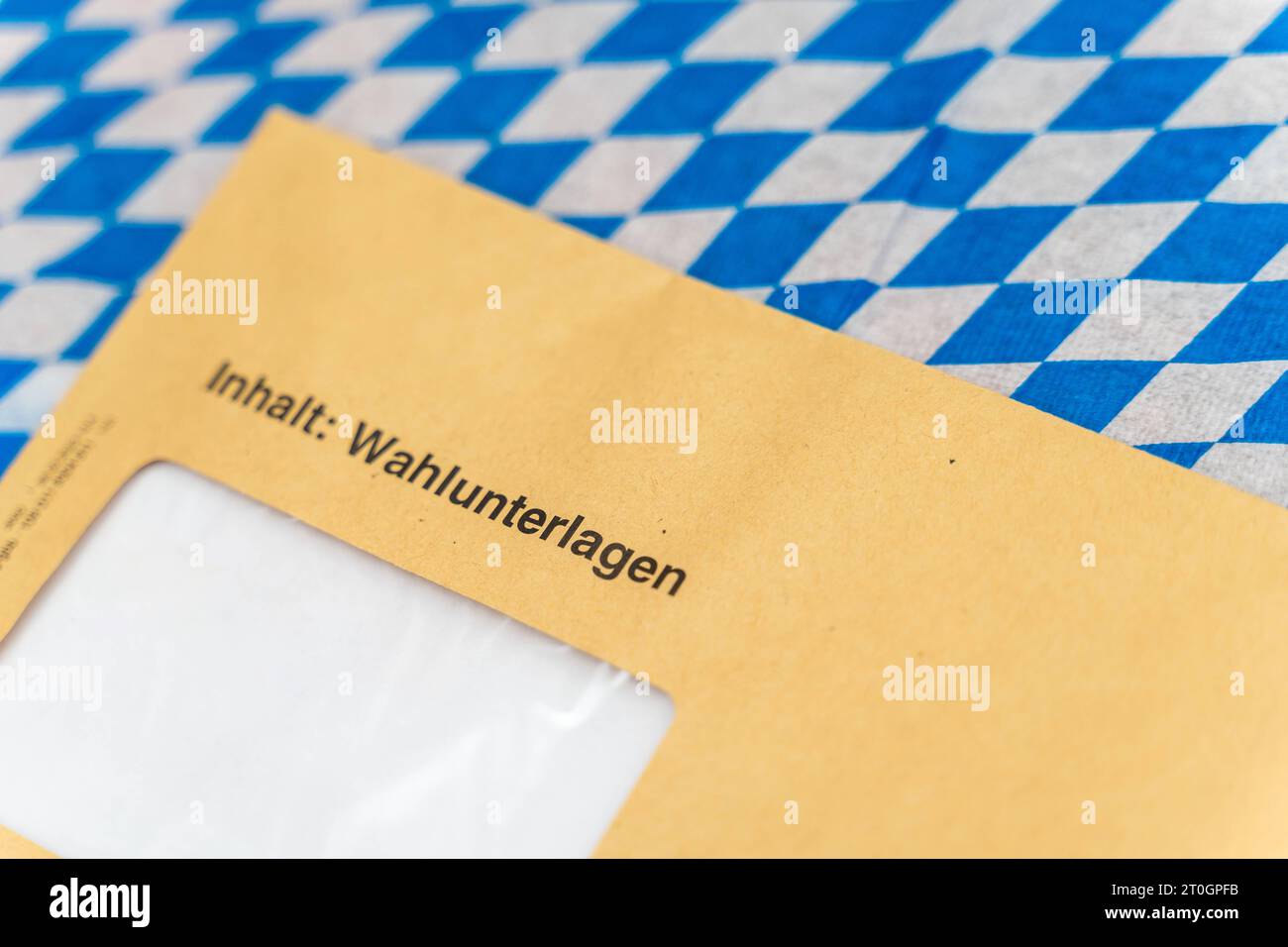 Augsbourg, Bavière, Allemagne. 29 septembre 2023. Enveloppe avec documents électoraux pour les élections d'Etat en Bavière sur un drapeau bavarois *** Umschlag mit Wahlunterlagen zur Landtagswahl in Bayern auf einer bayerischen Flagge Credit : Imago/Alamy Live News Banque D'Images